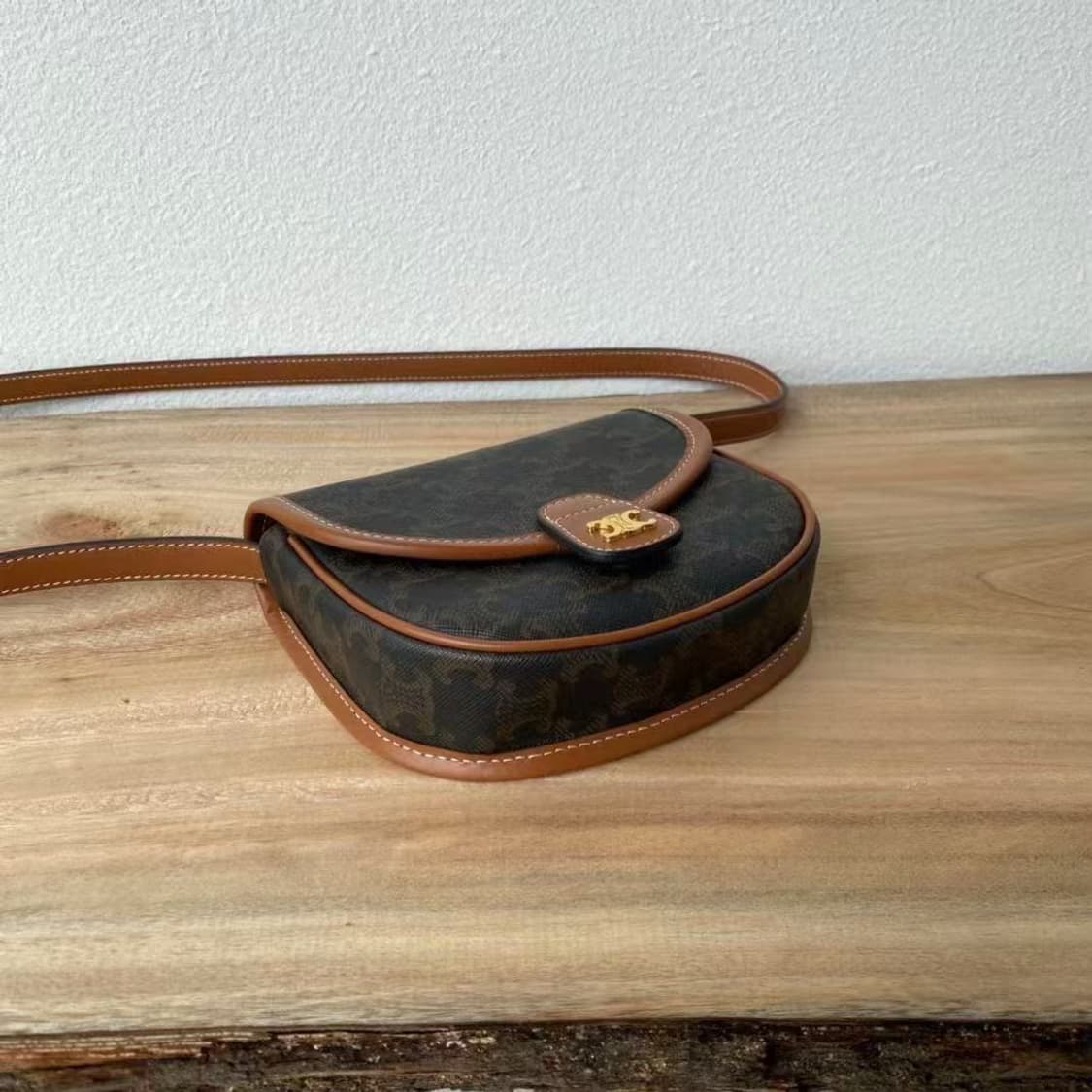 셀린느 트리옹프 캔버스 & 카프스킨 미니 베사체 탄 196702BZJ-0 상품이미지3