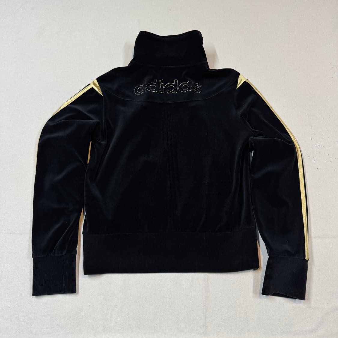 100) 아디다스 벨벳 트랙탑 블랙 골드 삼선 져지 상품이미지5
