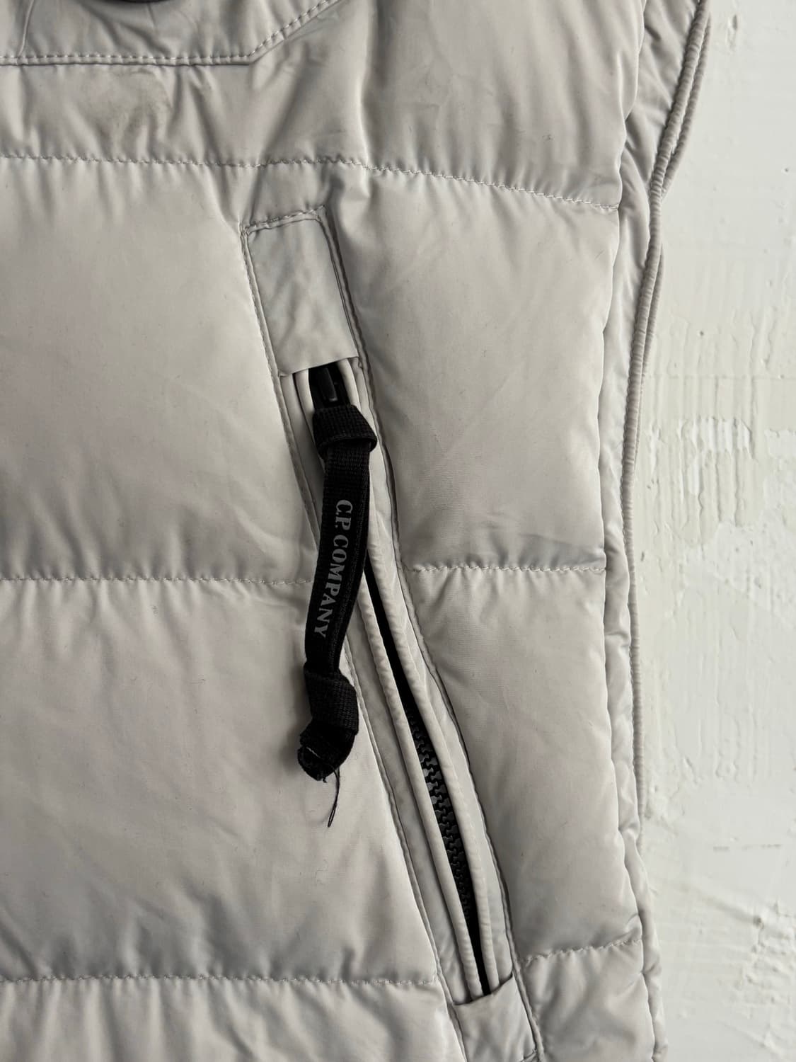 CP 컴퍼니 그레이 고글 구스다운 베스트 상품이미지3