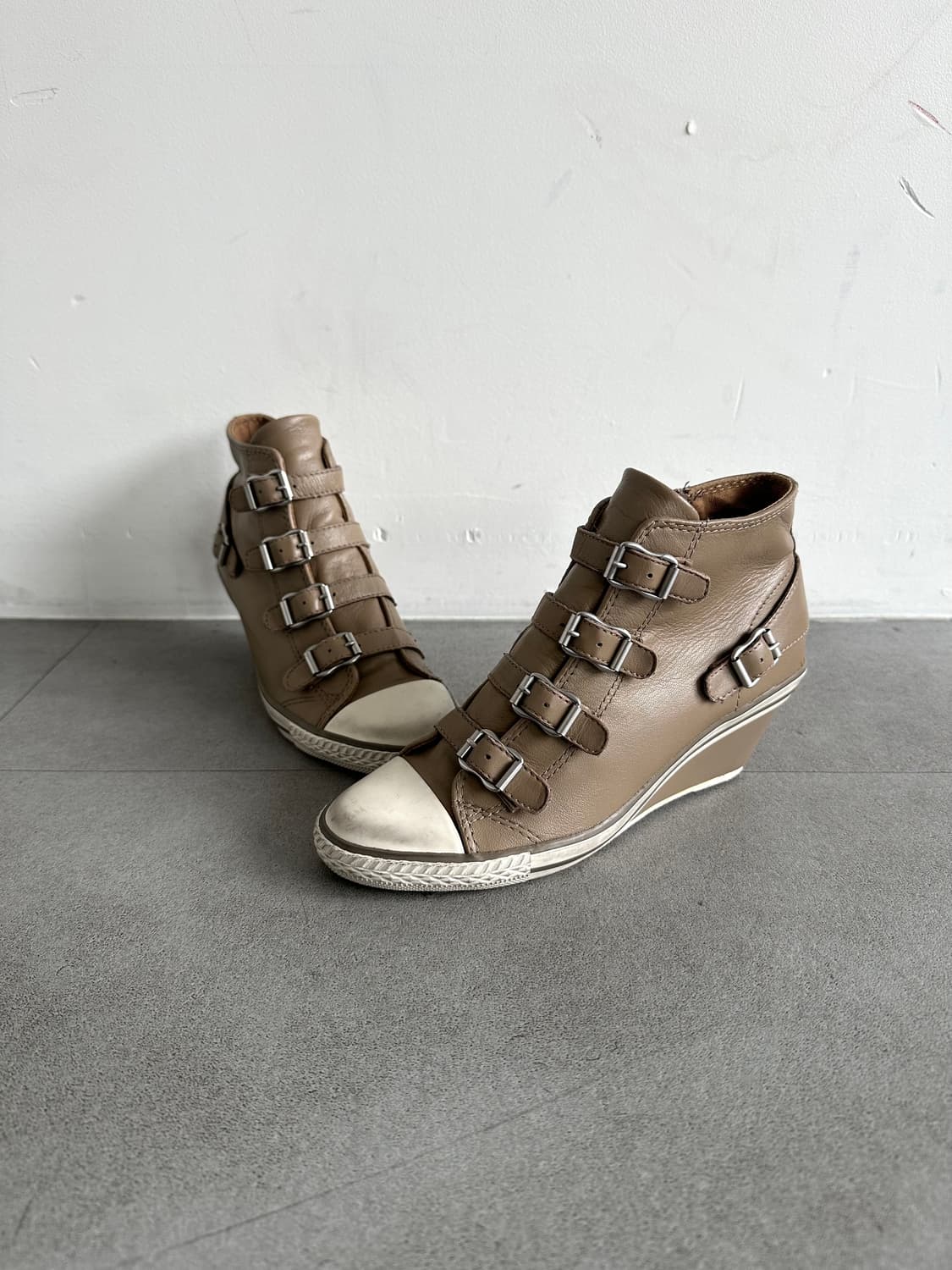 Ash 베이지 버클 레더 웨지 스니커즈 상품이미지1
