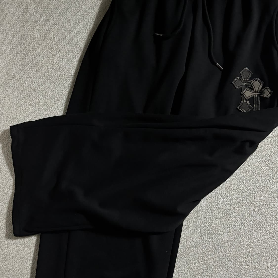 보세 카모 십자가 자수 핀턱 트레이닝팬츠 블랙 상품이미지3