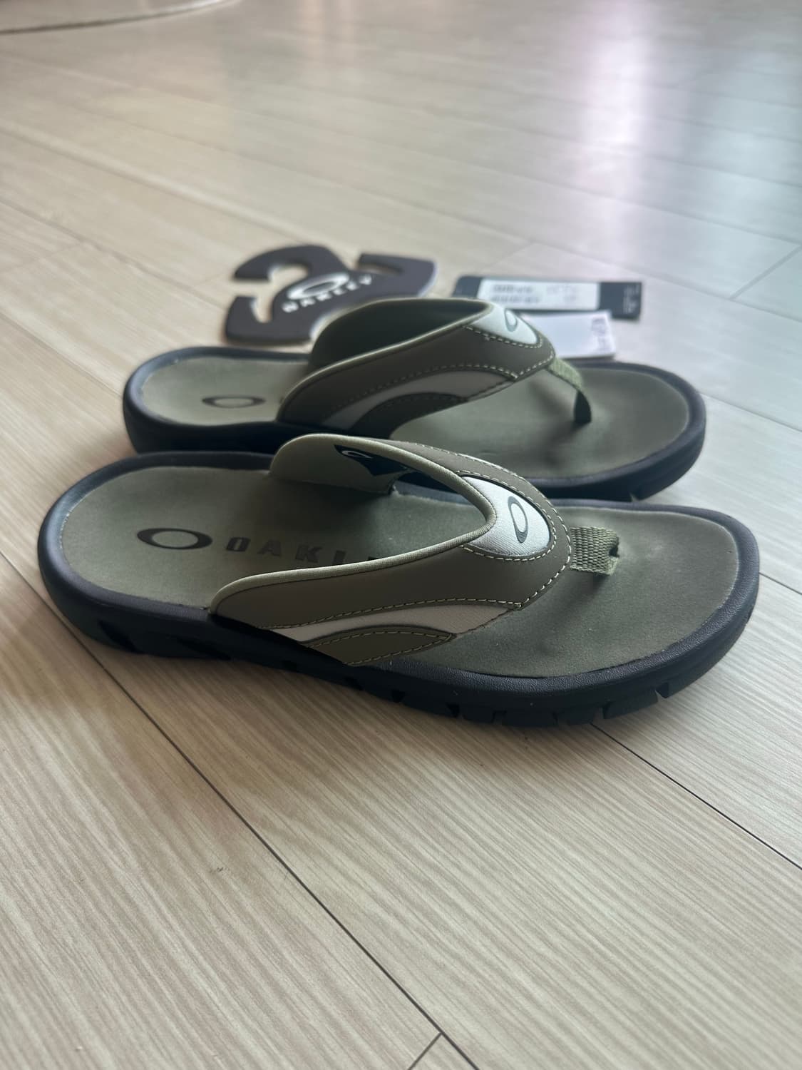 [새상품]오클리 쪼리 240사이즈(카키색) 상품이미지1