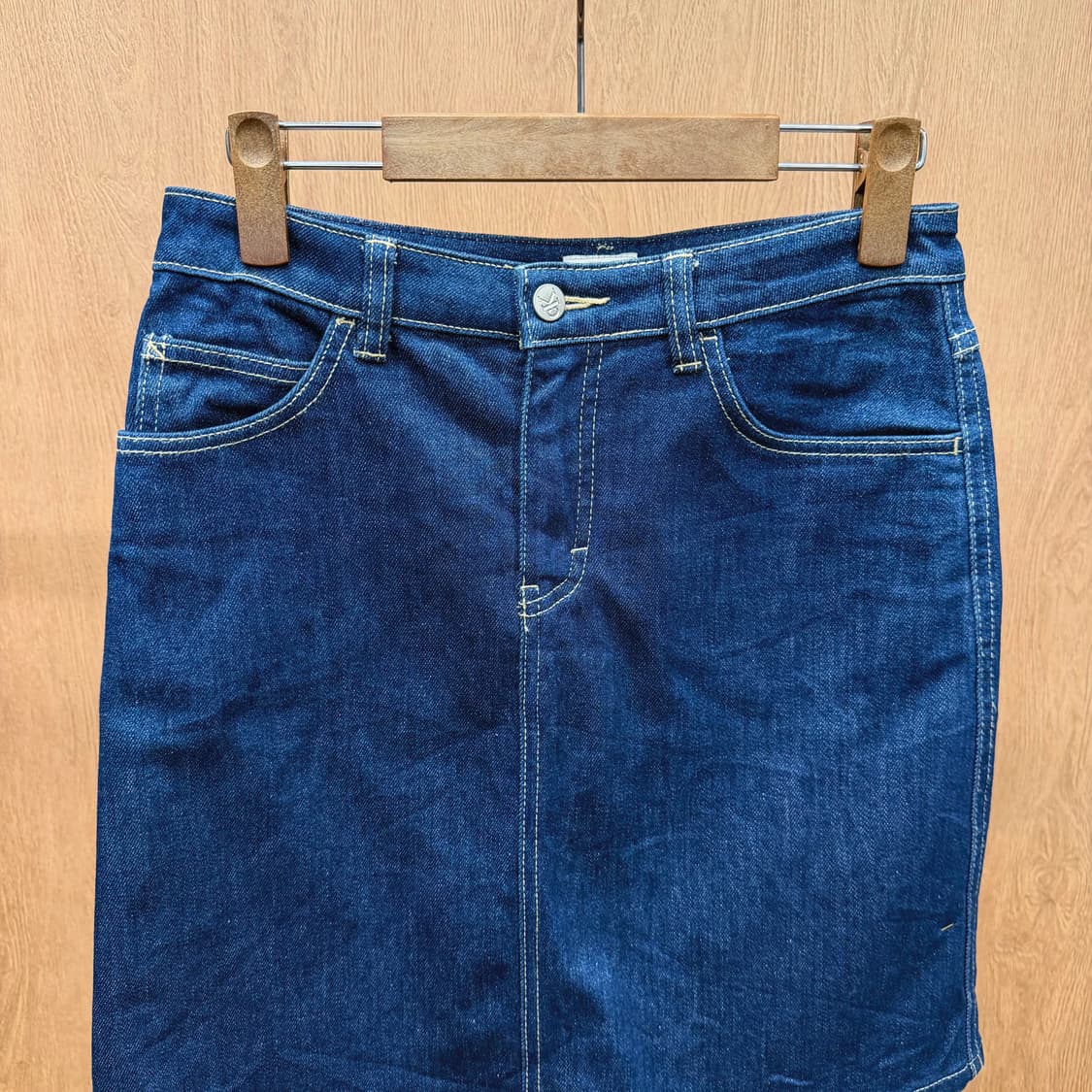 캘빈클라인 진스 데님 미디 스커트 백 포켓 로고 탭 디테일 진청 상품이미지4