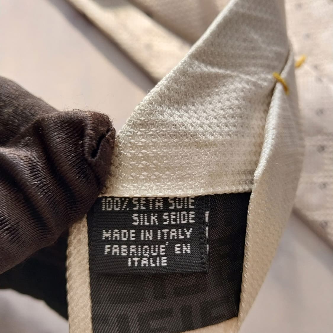 펜디 실크 화이트 자카드 로고 패턴 넥타이 9cm A+등급 K1502
 상품이미지9