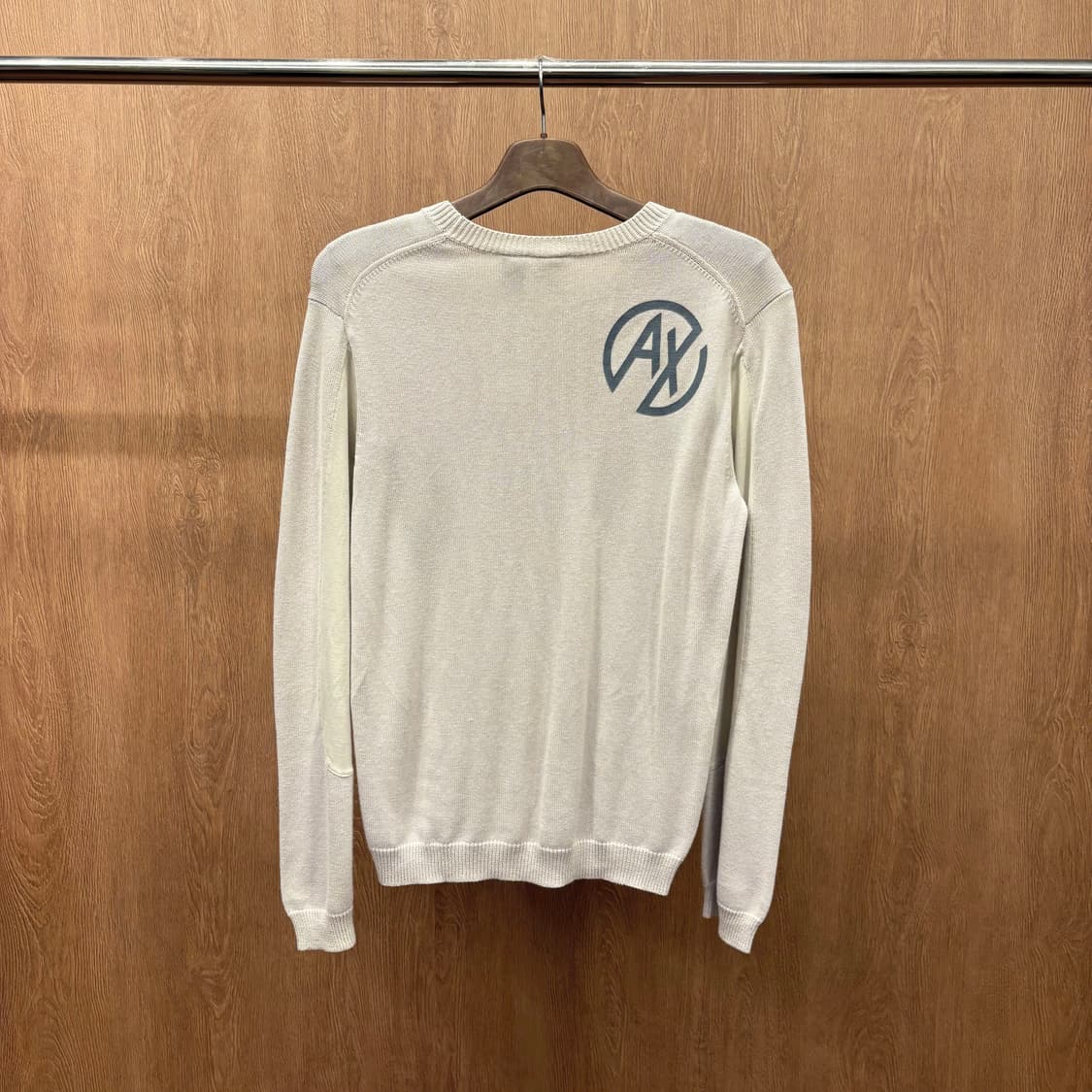 아르마니 익스체인지 라운드넥 긴팔 니트 넥라인 골지 마감 디테일 그레이 상품이미지3