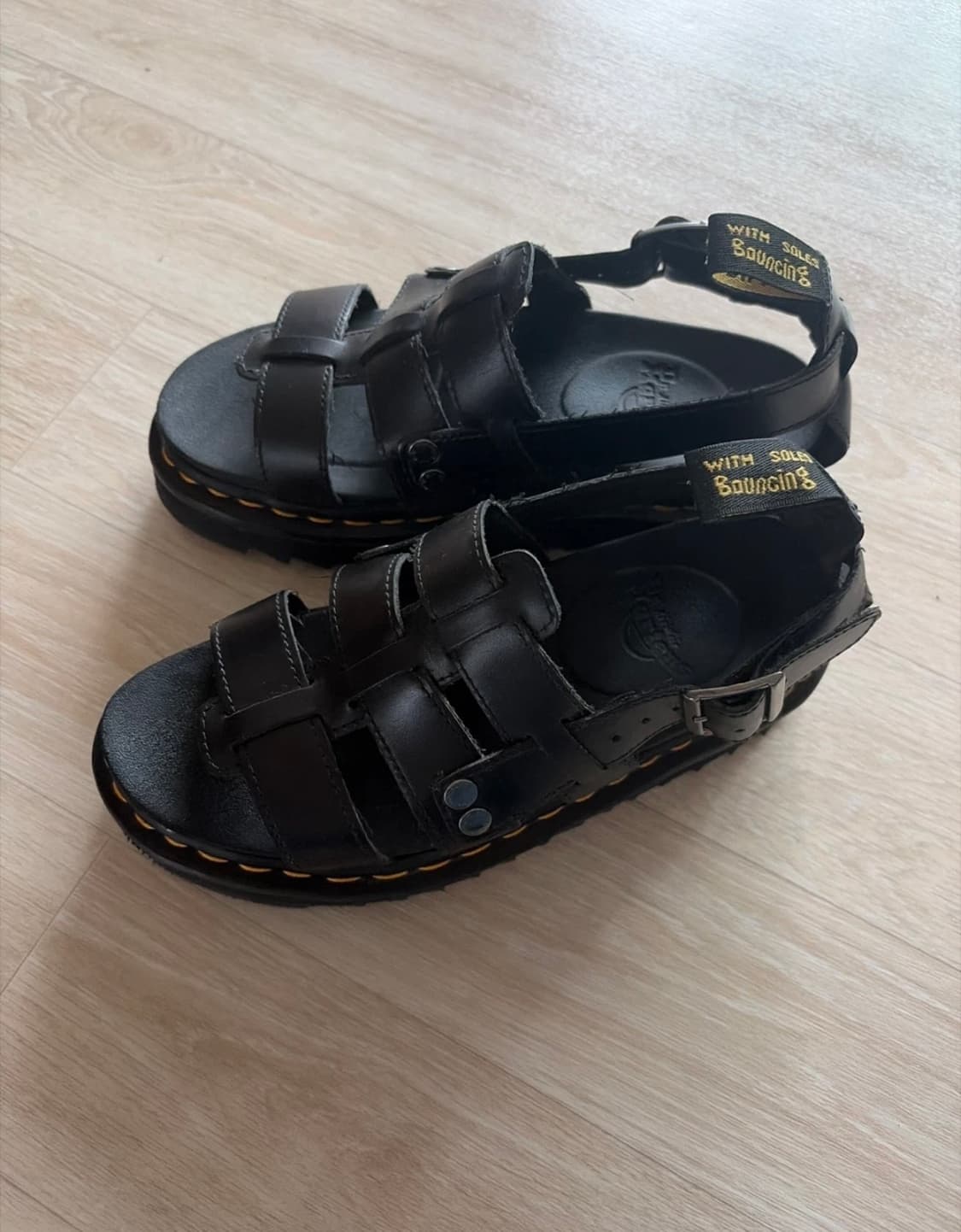 닥터마틴 샌들 상품이미지1