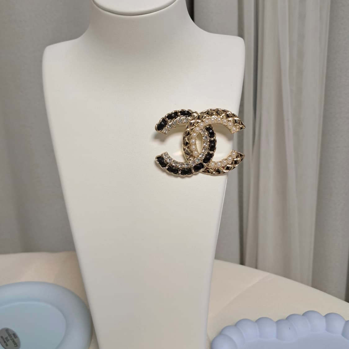 샤넬 브로치 골드 블랙 레더 빈티지 펜던트 상품이미지4