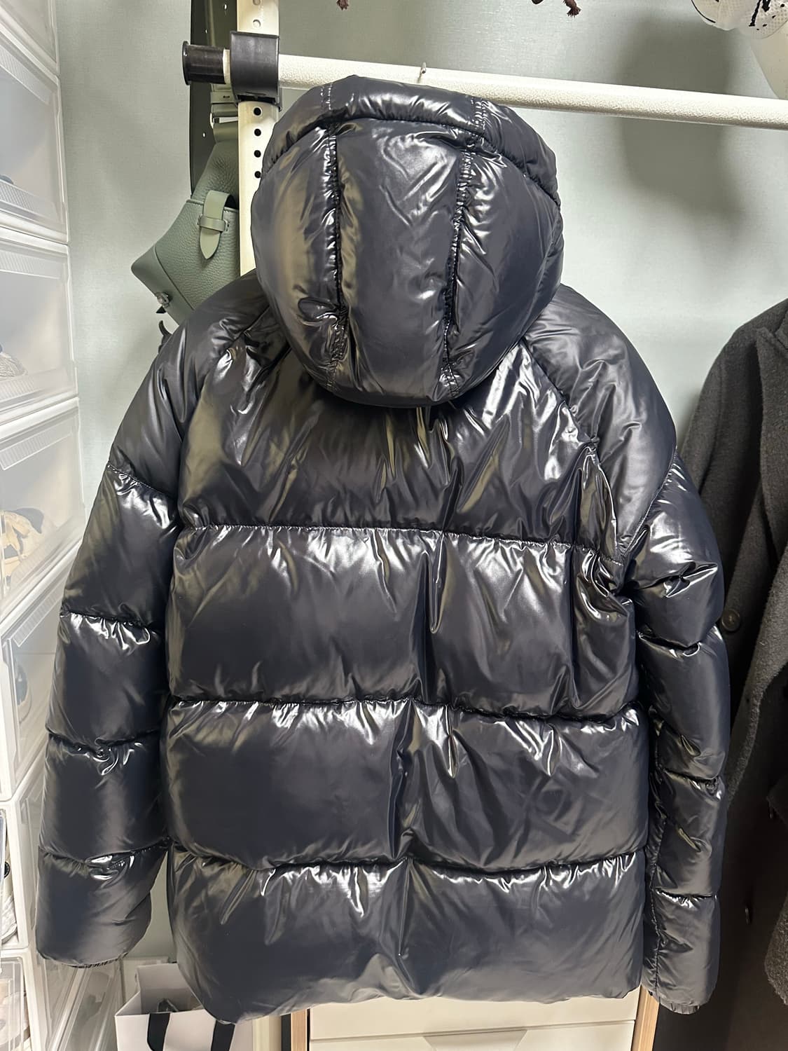 피레넥스 구스다운 유광블랙패딩 L사이즈 1회착 상품이미지4