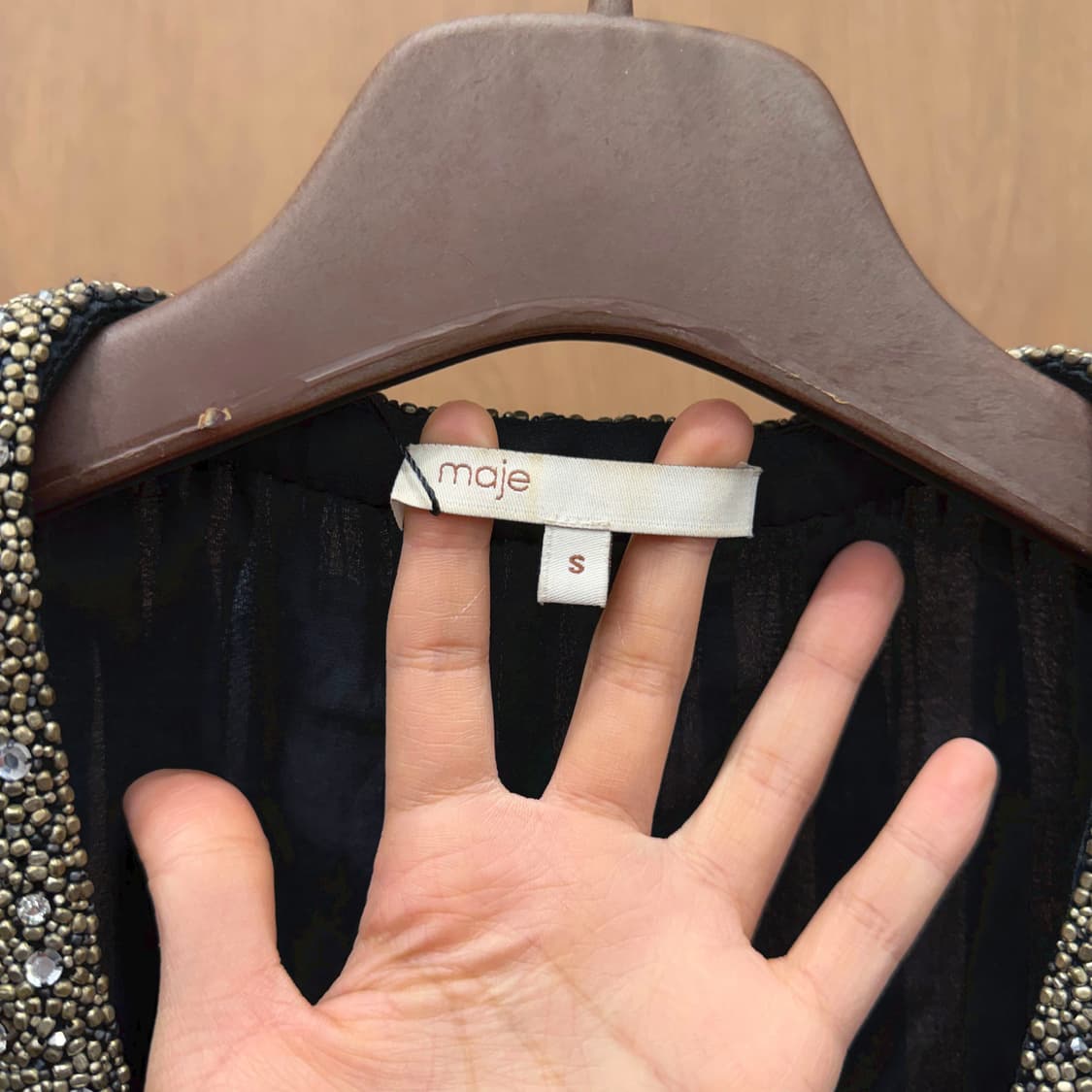 마쥬 슬리브리스 블라우스 브이넥 골드 비즈 트리밍 레이스 디테일 블랙 상품이미지7