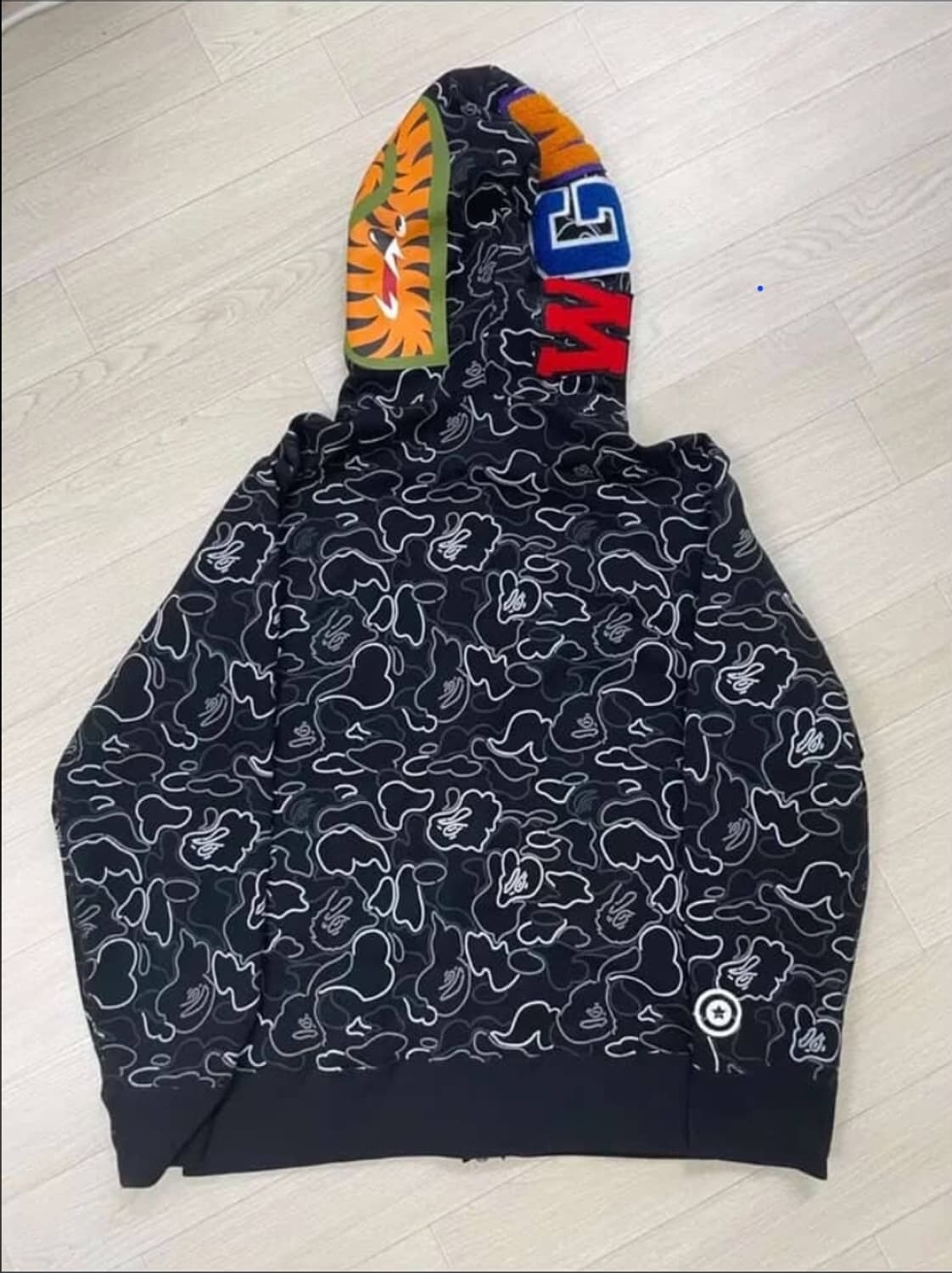 베이프 네온 샤크 카모 후드 집업 상품이미지2