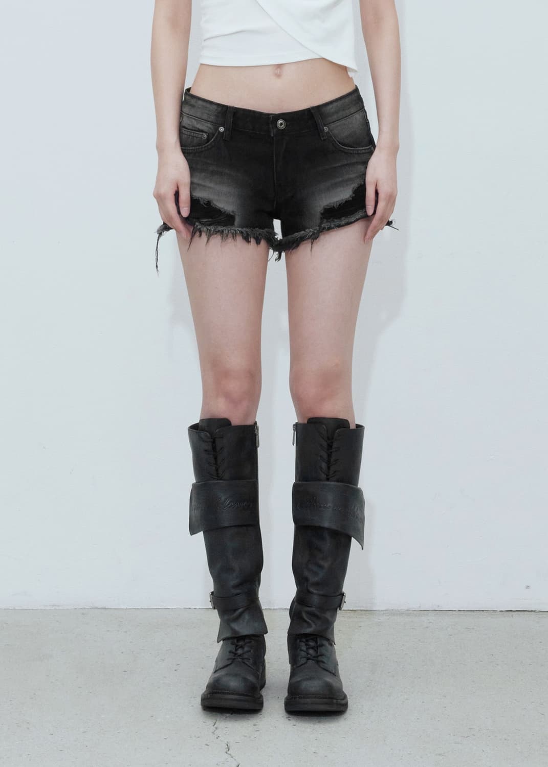 DARKNESS LOW WAIST SHORTS, BLACK 상품이미지3
