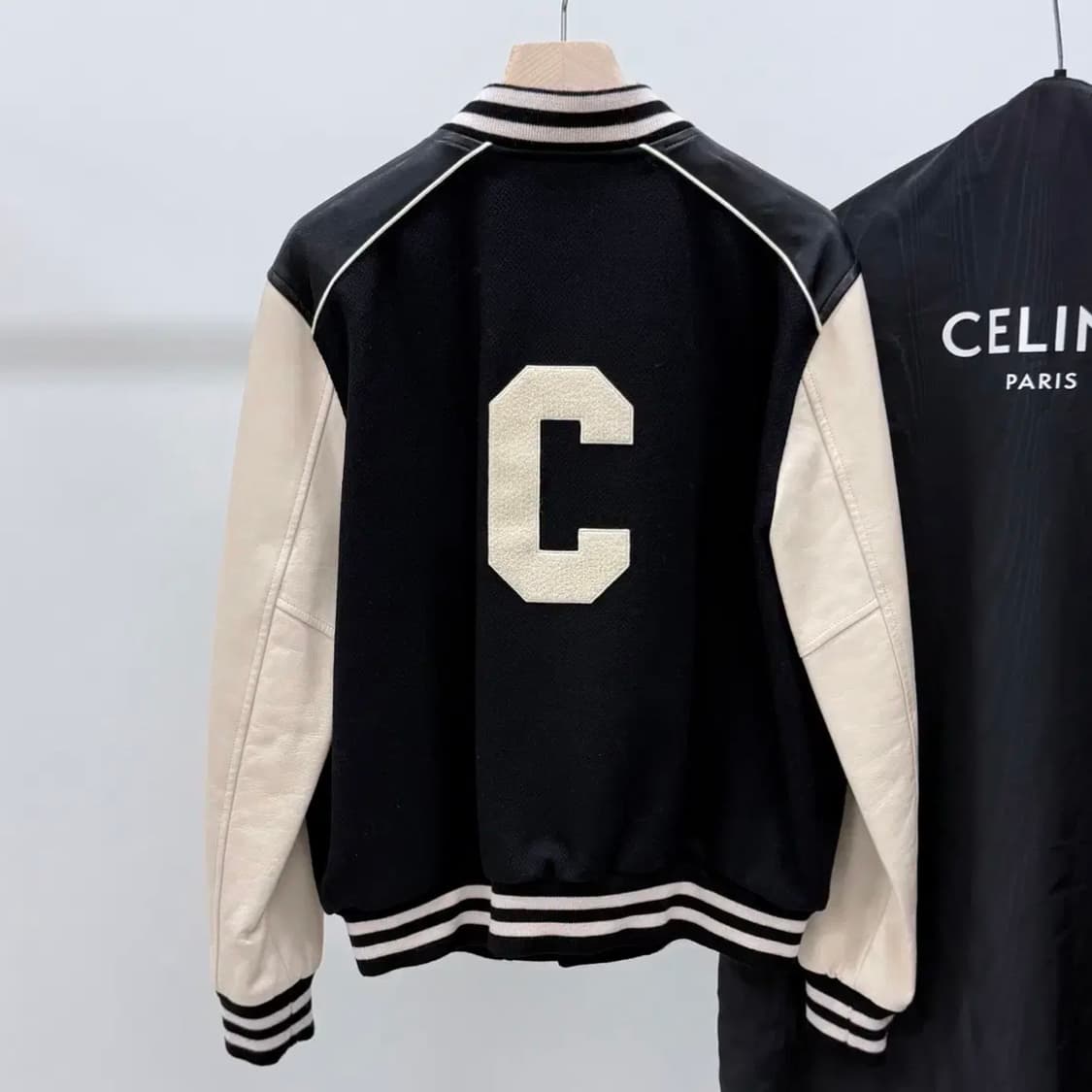 [S+급/52] 셀린느 C 로고 테디 바시티 자켓 블랙 상품이미지4