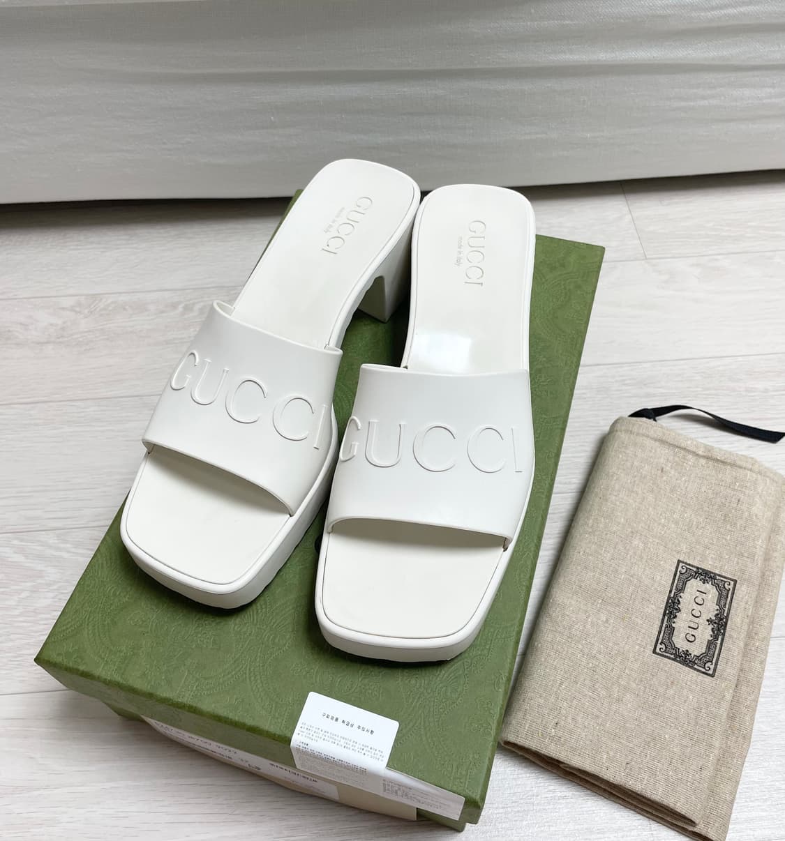 구찌 GUCCI 러버 슬라이드 샌들 화이트 (245-250) 상품이미지5