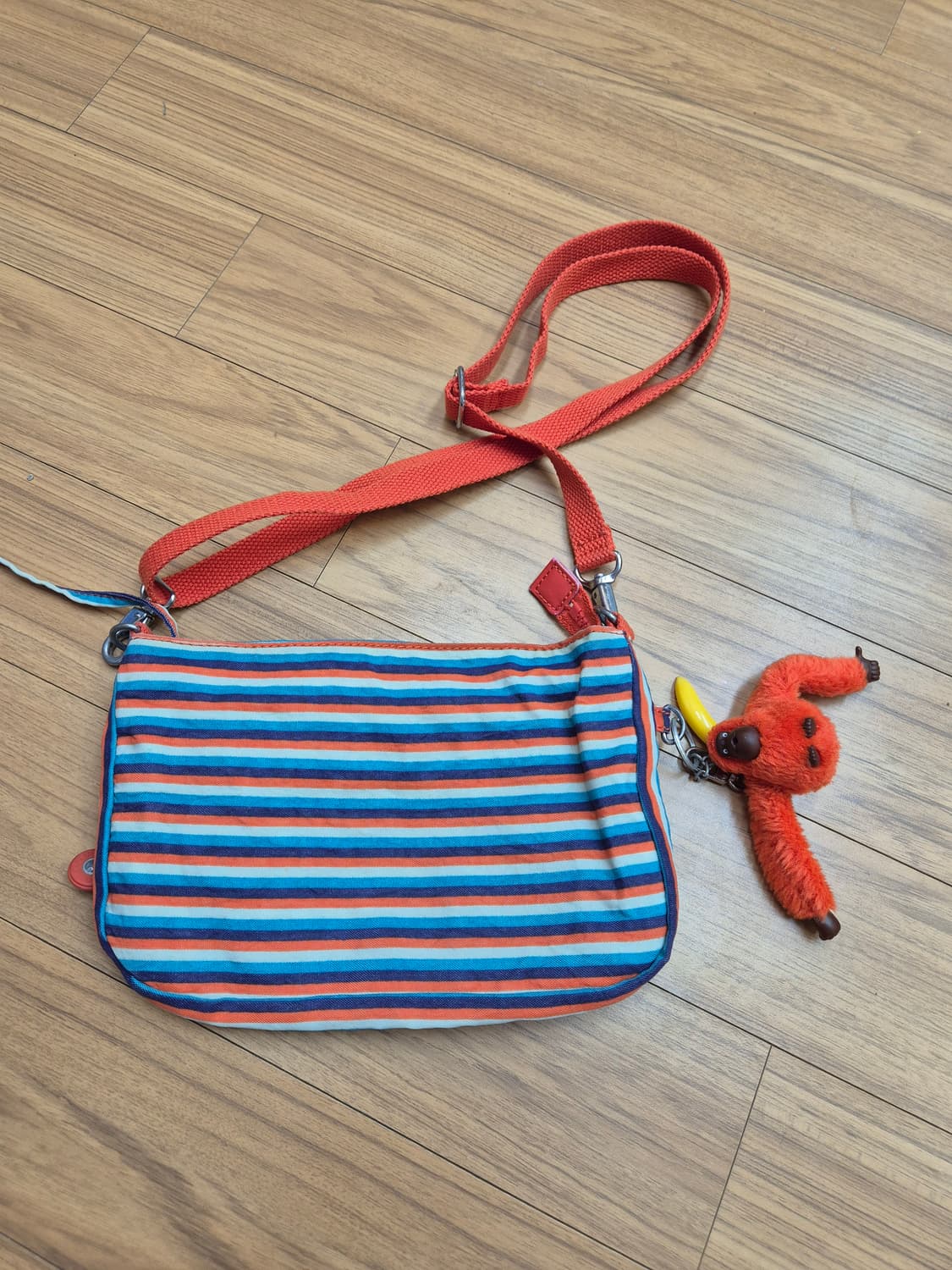 키플링 크로스백 판매합니다. 스트라이프 패턴이 들어가 있어 캐주얼하게 착 상품이미지2