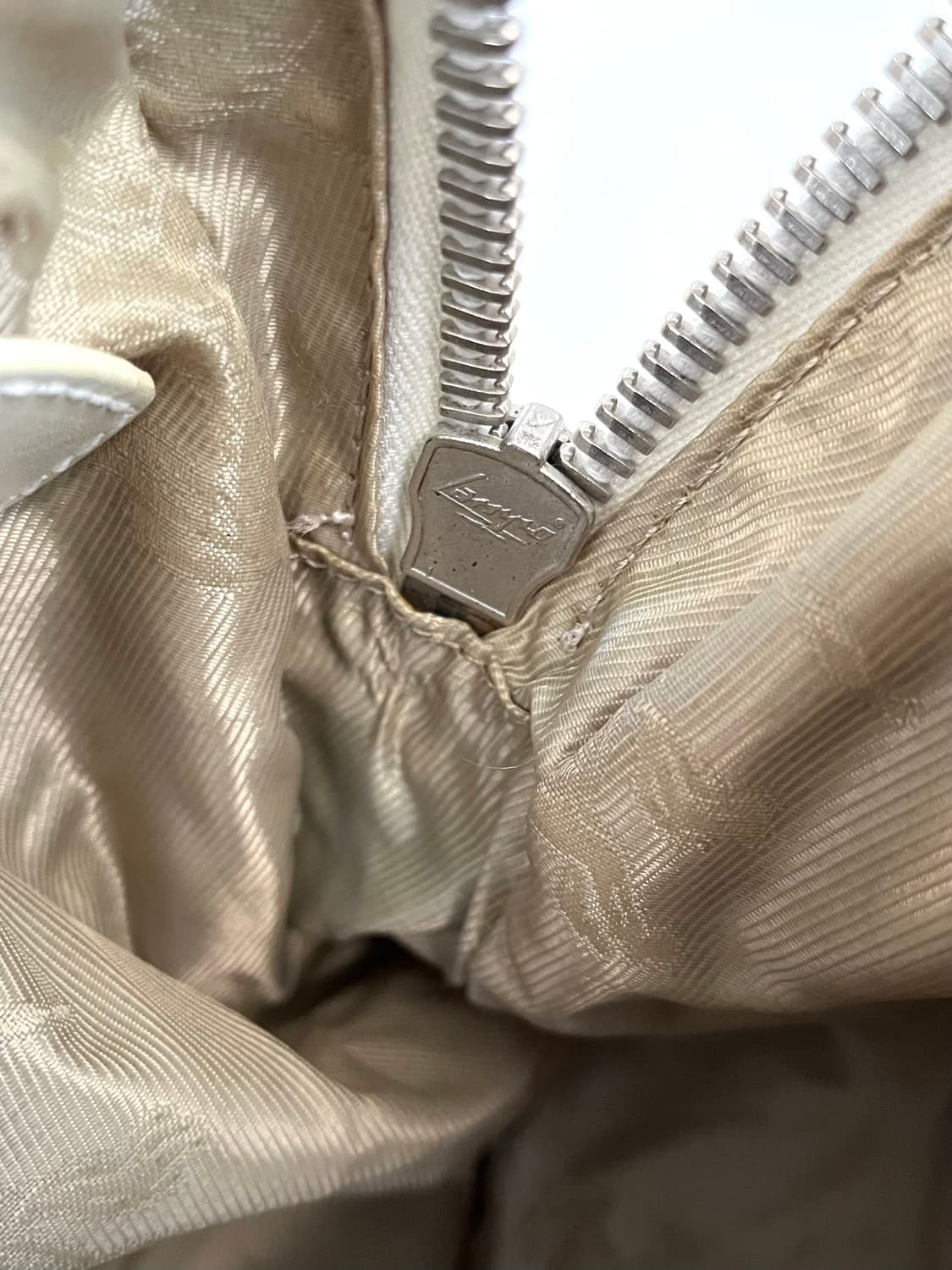 버버리 프로섬 아카이브 스터드 레더 숄더백 상품이미지8