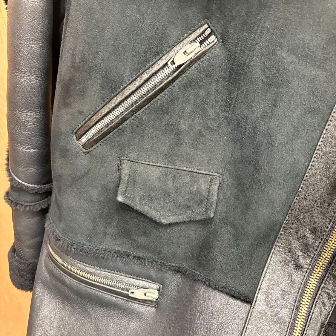 산드로 레더 무스탕 롱 자켓 넥 라인 퍼 트리밍 사선 지퍼 디테일 블랙 상품이미지6