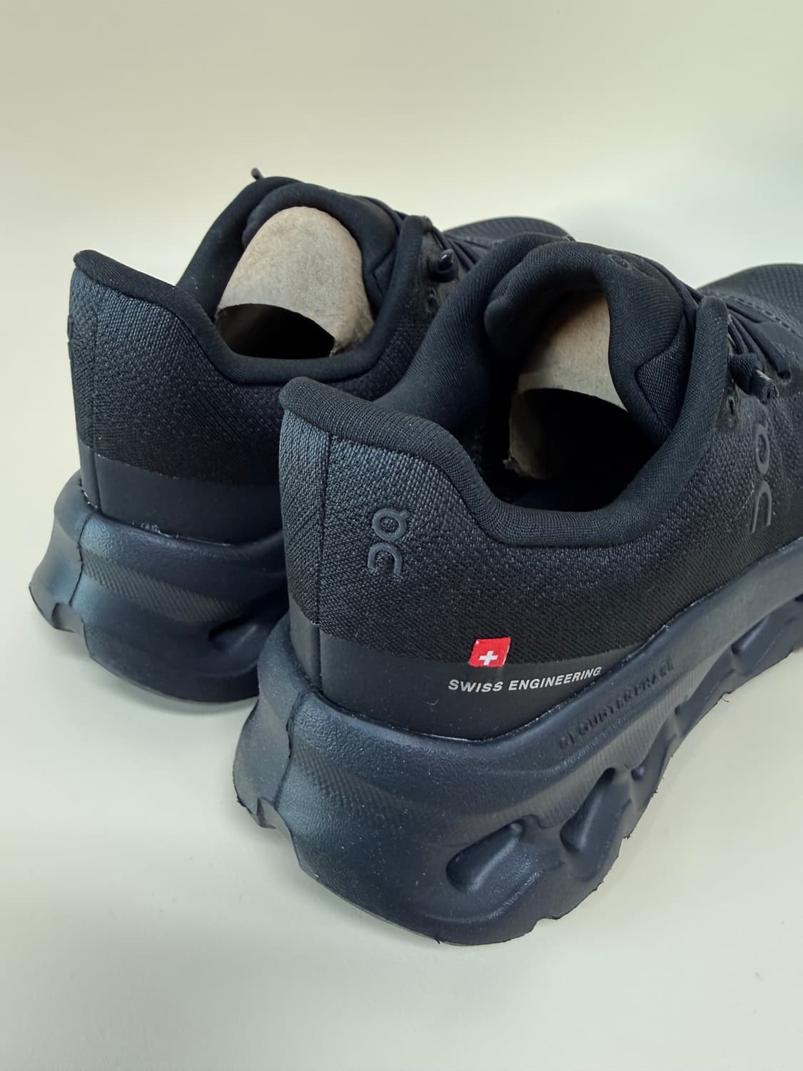 온러닝 클라우드틸트 운동화 이클립스 블랙 상품이미지4