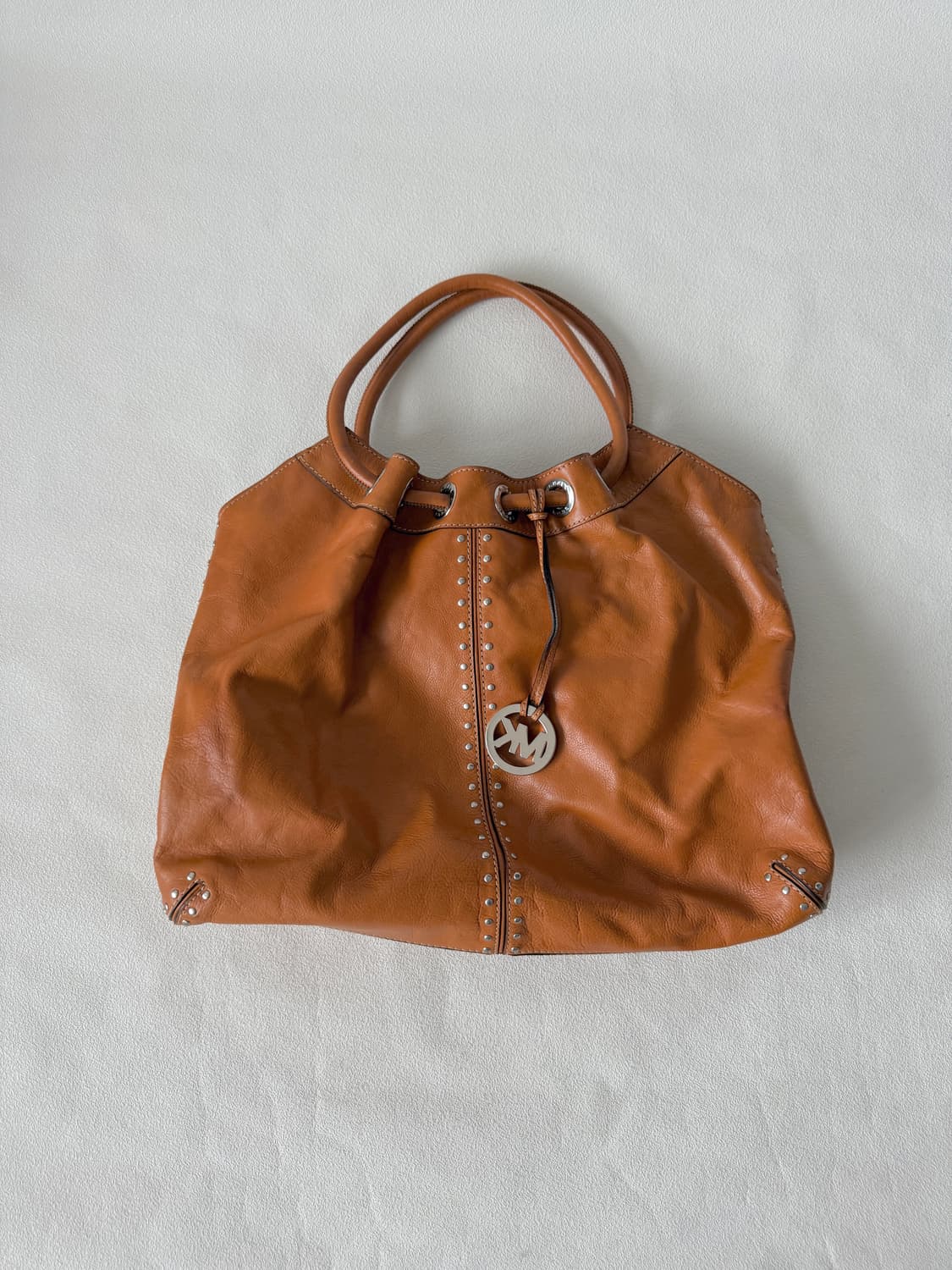 마이클코어스(MICHAEL KORS) 스터드 레더백 상품이미지1