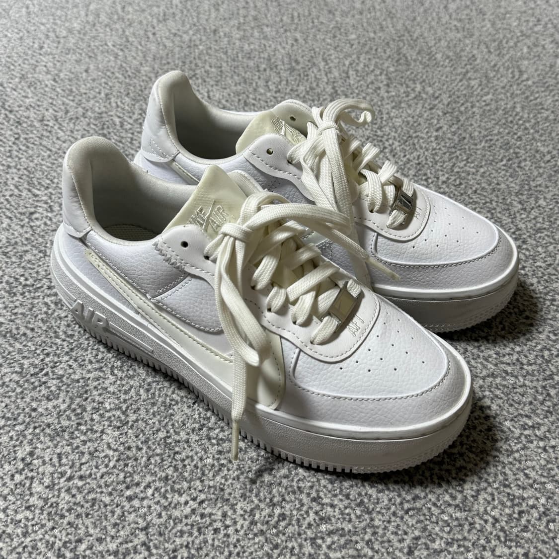 [정가 15만원] 나이키 에어포스1 플랫폼 화이트 225 상품이미지4