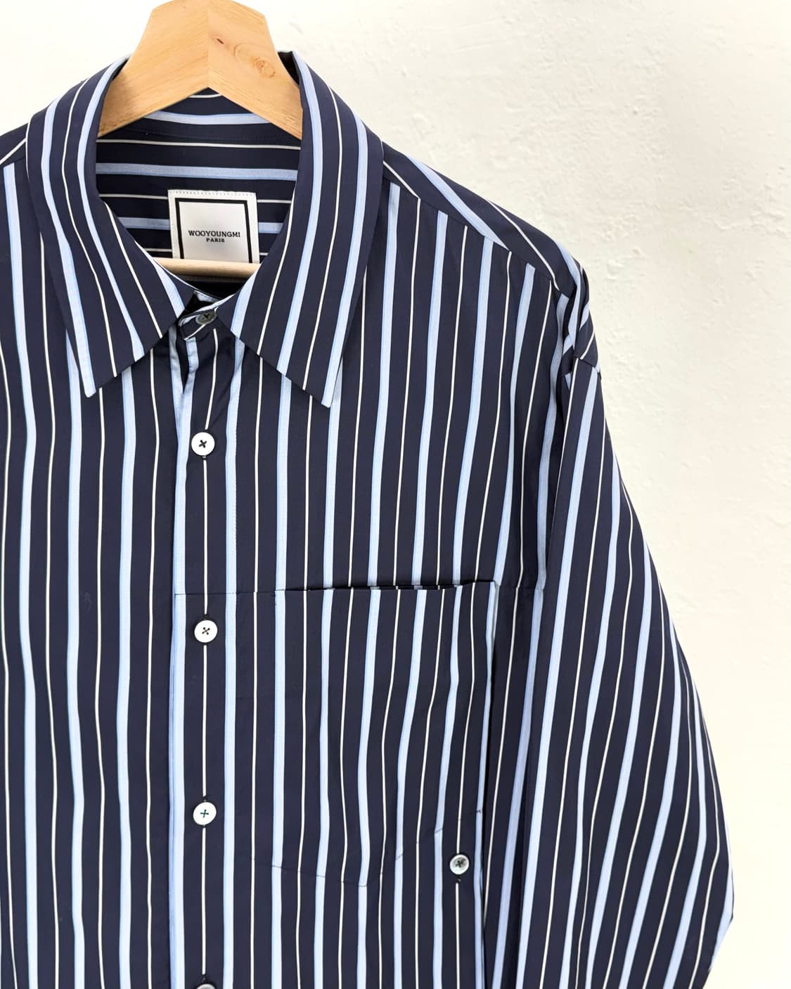 우영미 블루 스트라이프 비대칭 드레이프 오버 버튼 소프 셔츠 상품이미지3