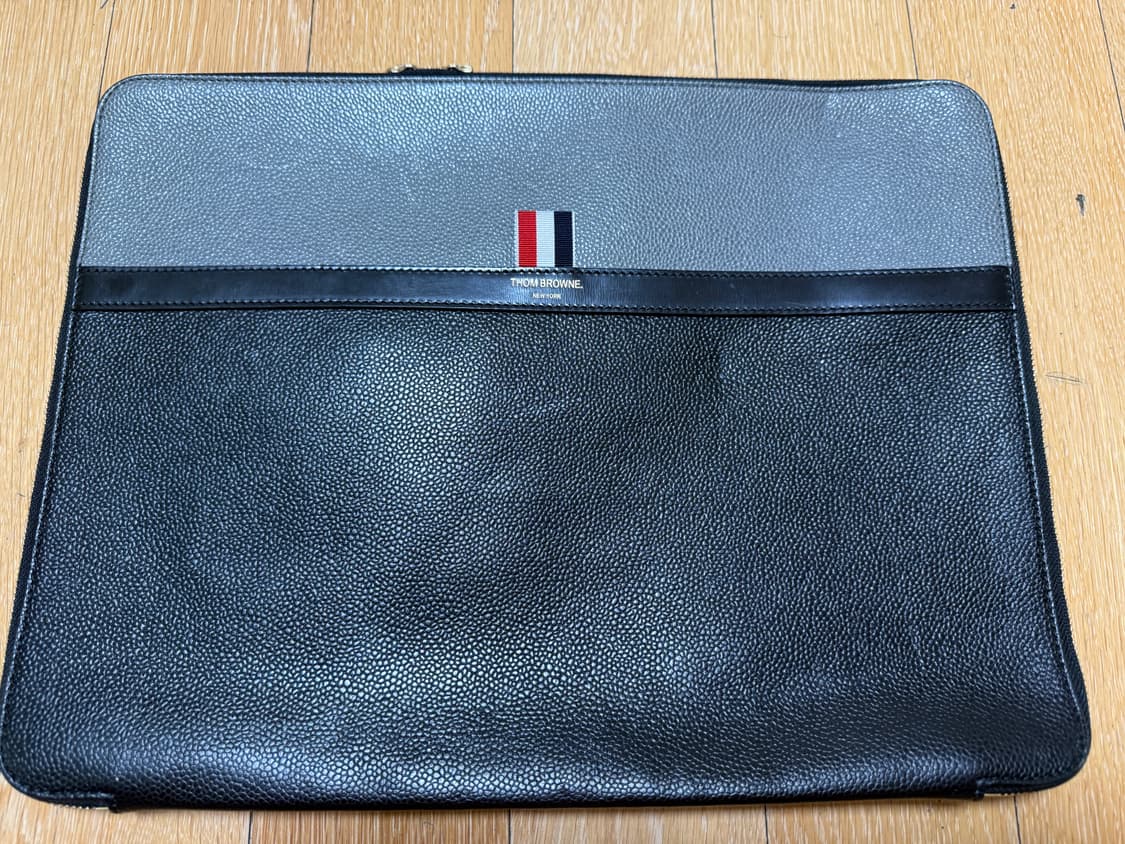 정품 톰브라운 클러치백 블랙/회색 상품이미지1