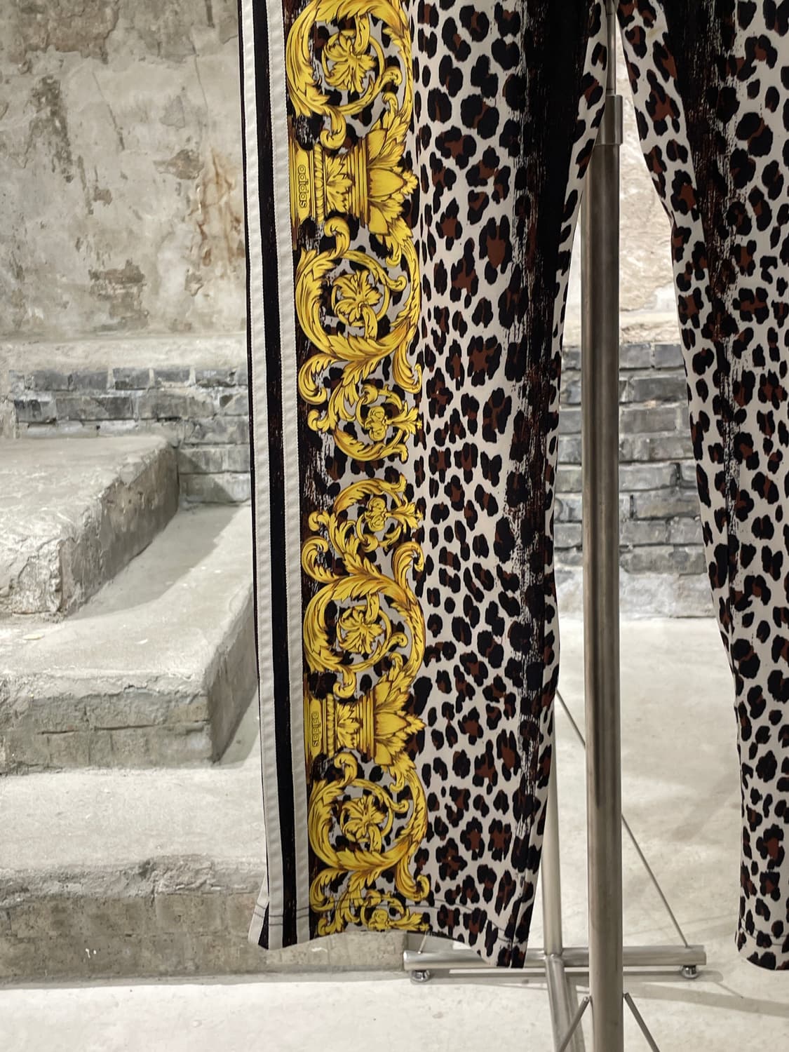 아디다스 x 제러미 스콧 레오파드 트랙 팬츠 상품이미지4