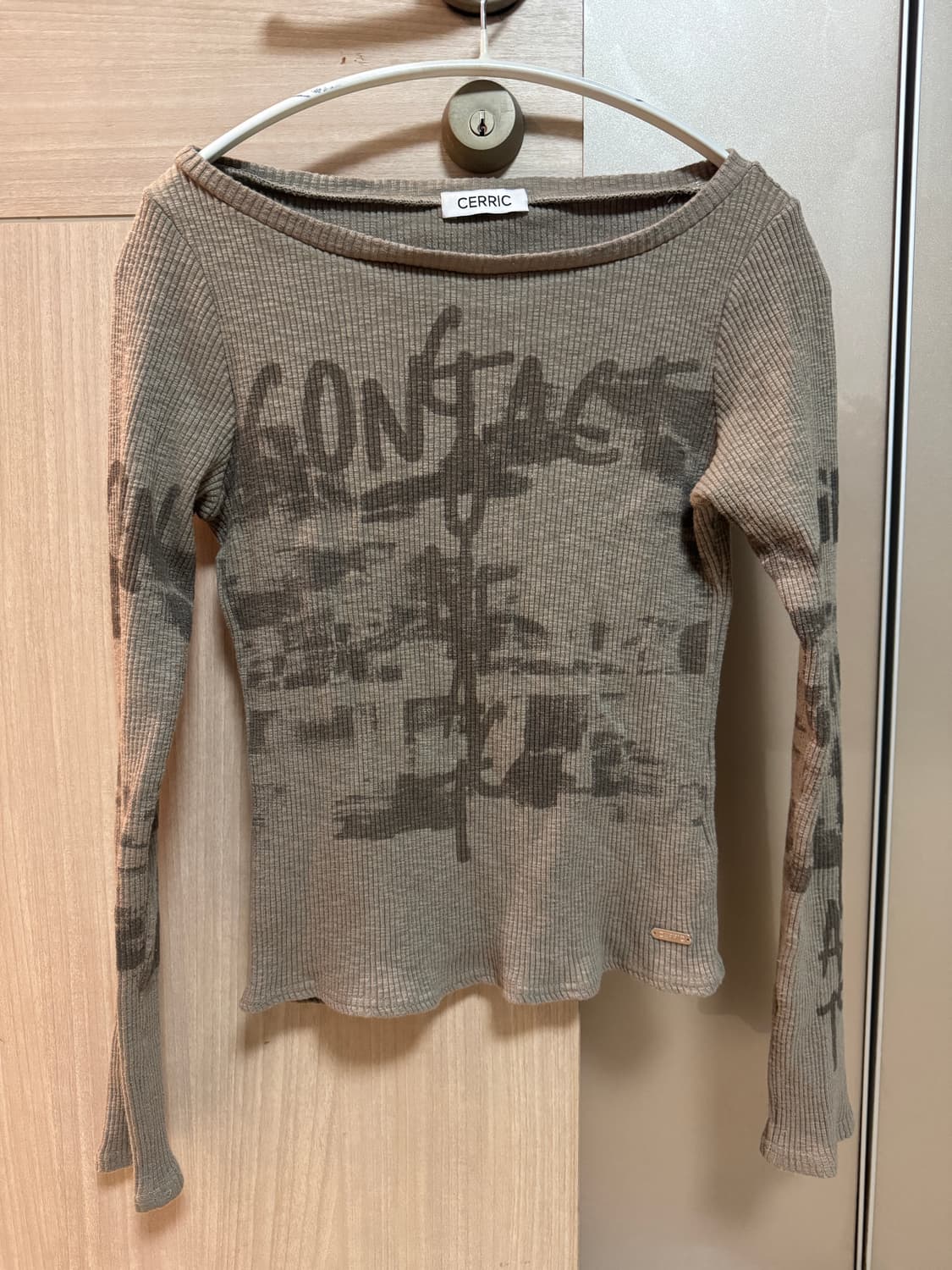 콘택트 프린트 탑 카키 상품이미지3