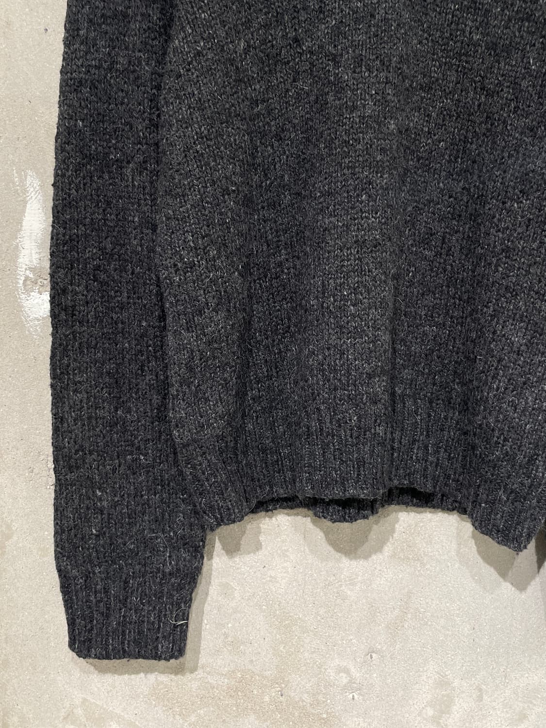 폴로 랄프로렌 차콜 암 패치 V넥 알파카 스웨터 상품이미지4