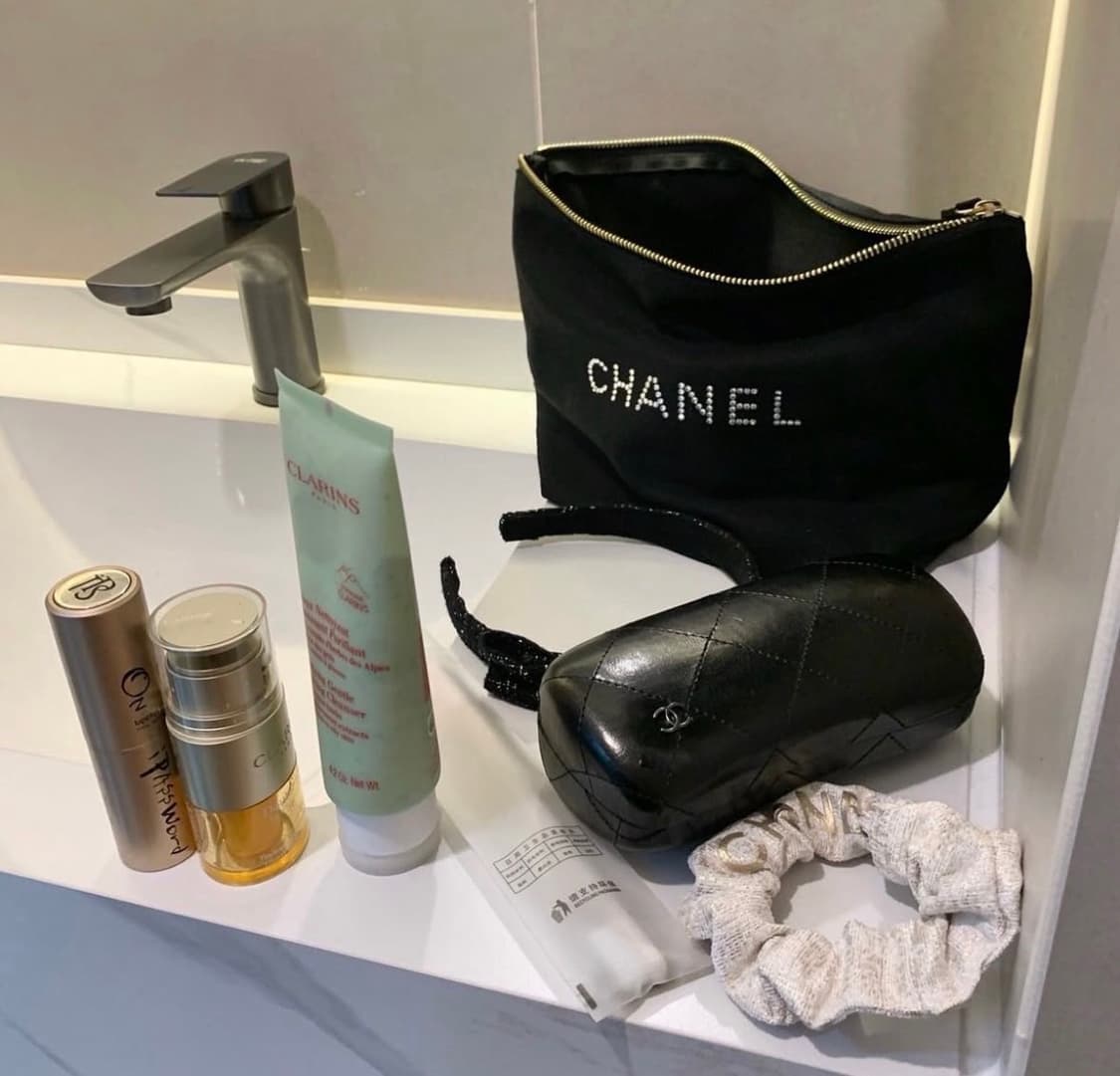 샤넬뷰티 리미티드 스와로브스키  로고 티셔츠 + 파우치 세트 기프트팩 상품이미지4