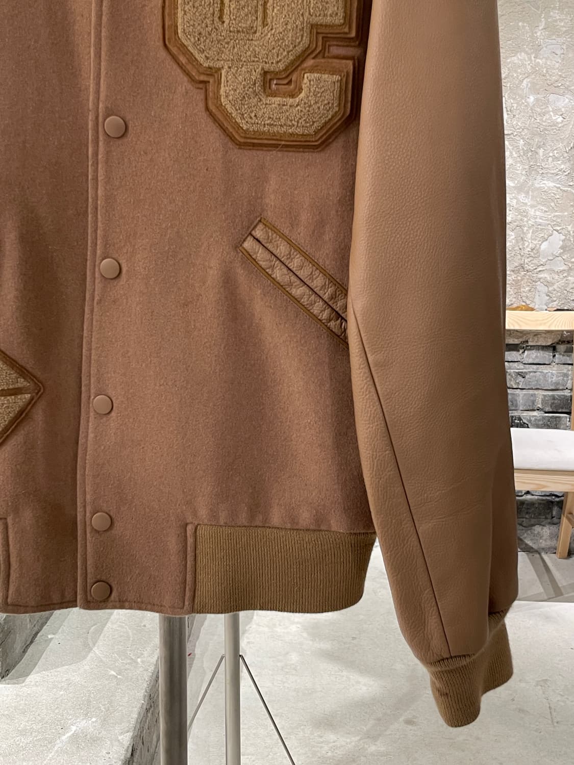 오프닝 세레모니 베이지 oc tonal 바시티 자켓 상품이미지6