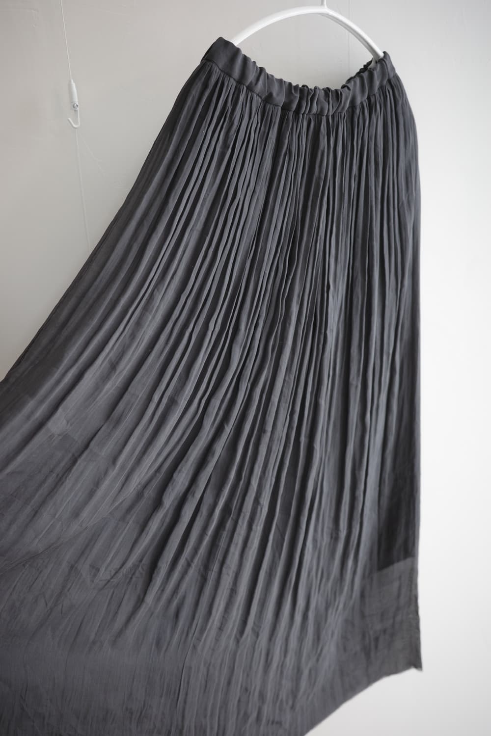 SACRA charcoal pleated long skirt 상품이미지4