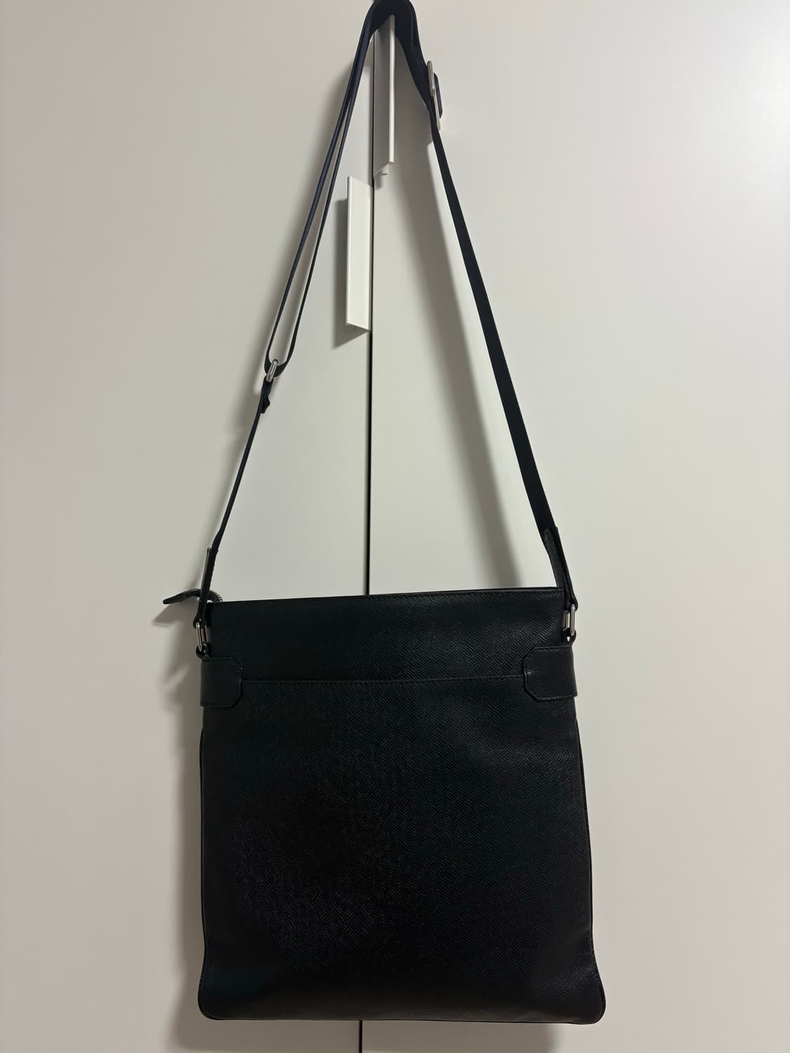 루이비통 타이가 남자 크로스백 상품이미지2