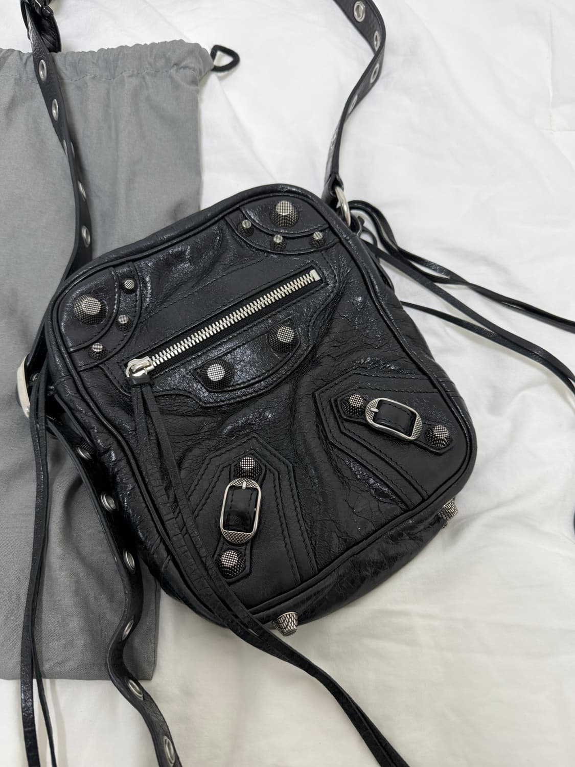 발렌시아가 아레나 램스킨 에이지드 실버 하드웨어 르 카골 크로스바디백 상품이미지2