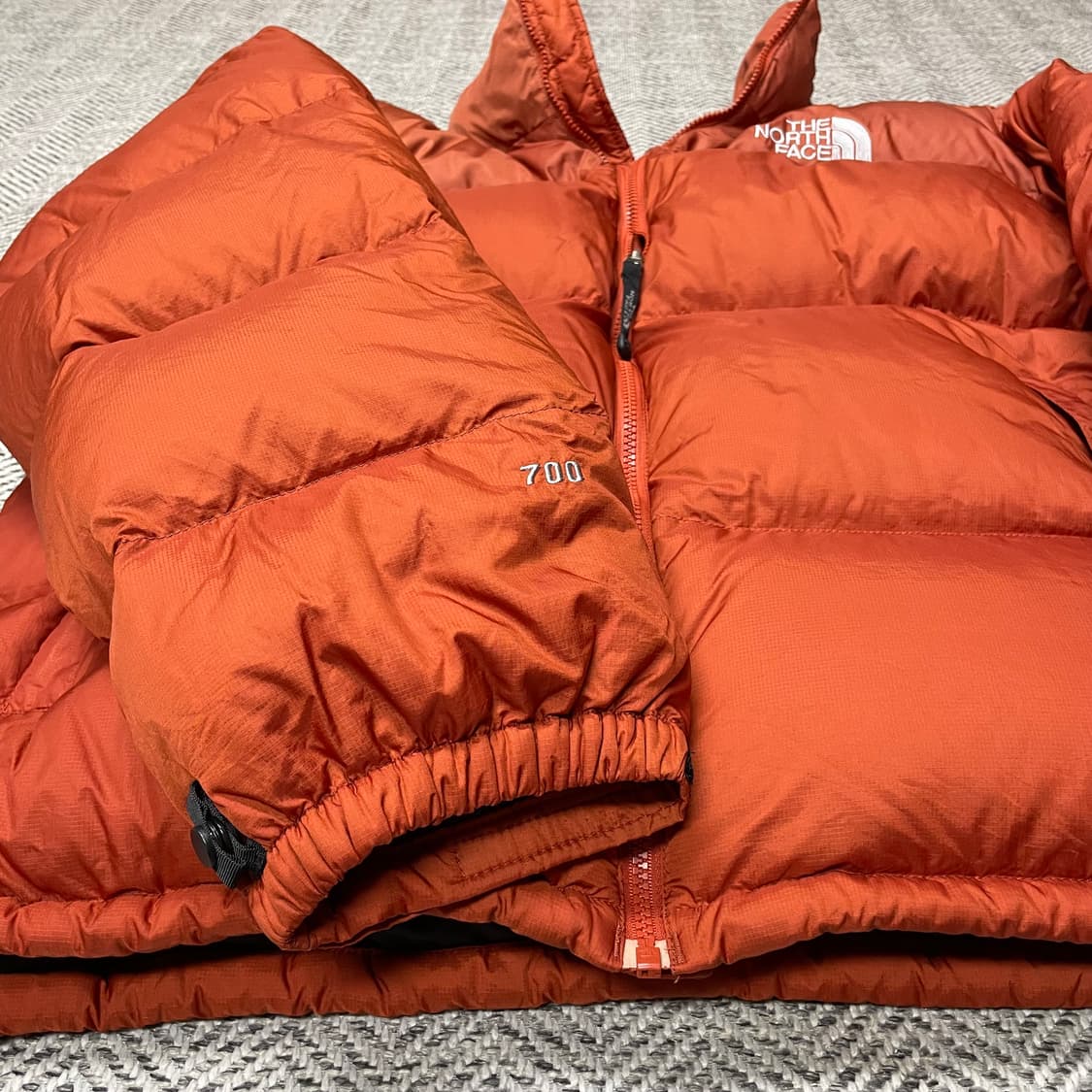 [110] 노스페이스 센터로고 무광 오렌지 700 눕시 패딩 상품이미지5