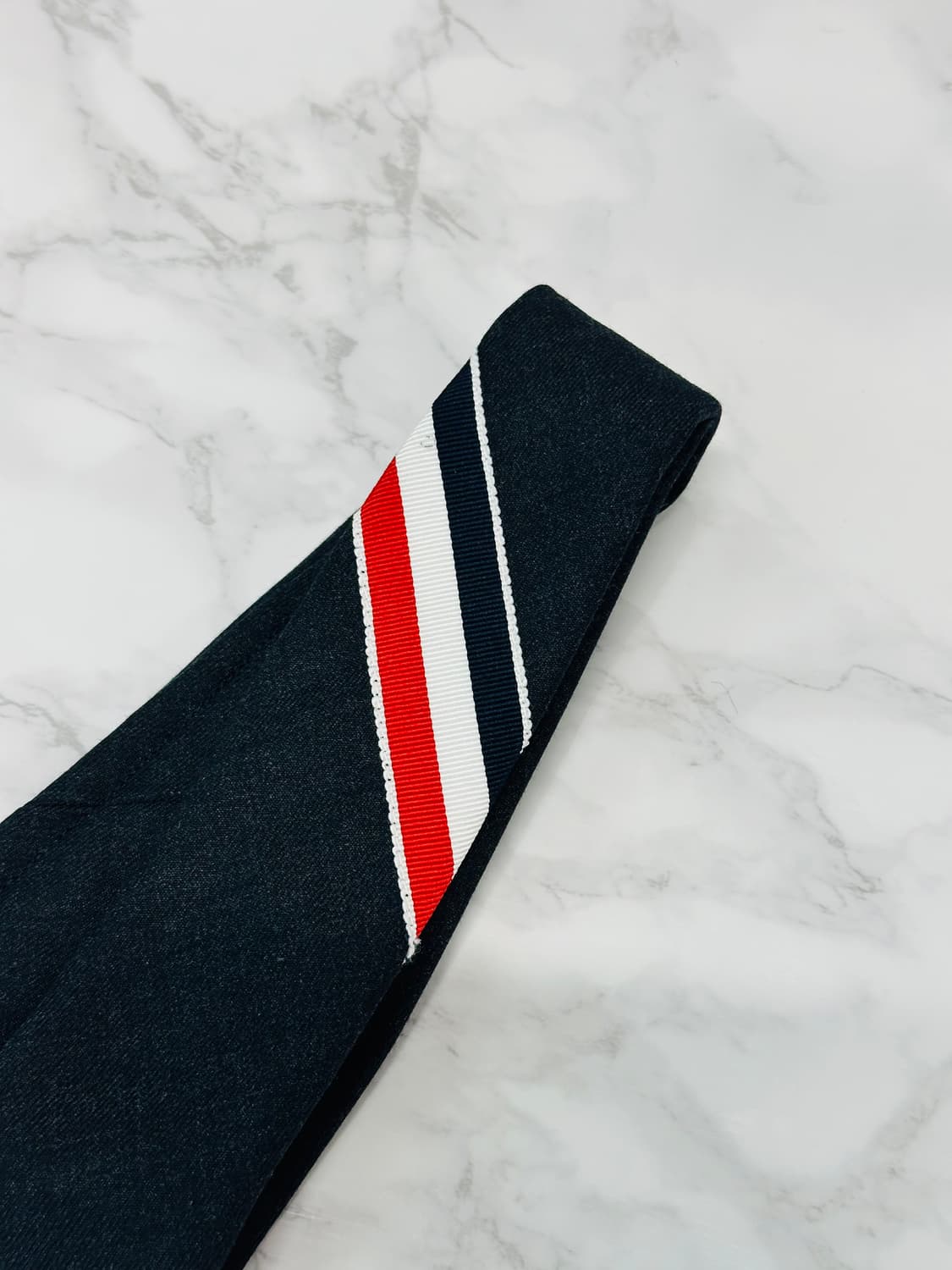 [정품] 톰브라운 스트라이프 클래식 타이 다크 그레이 상품이미지2