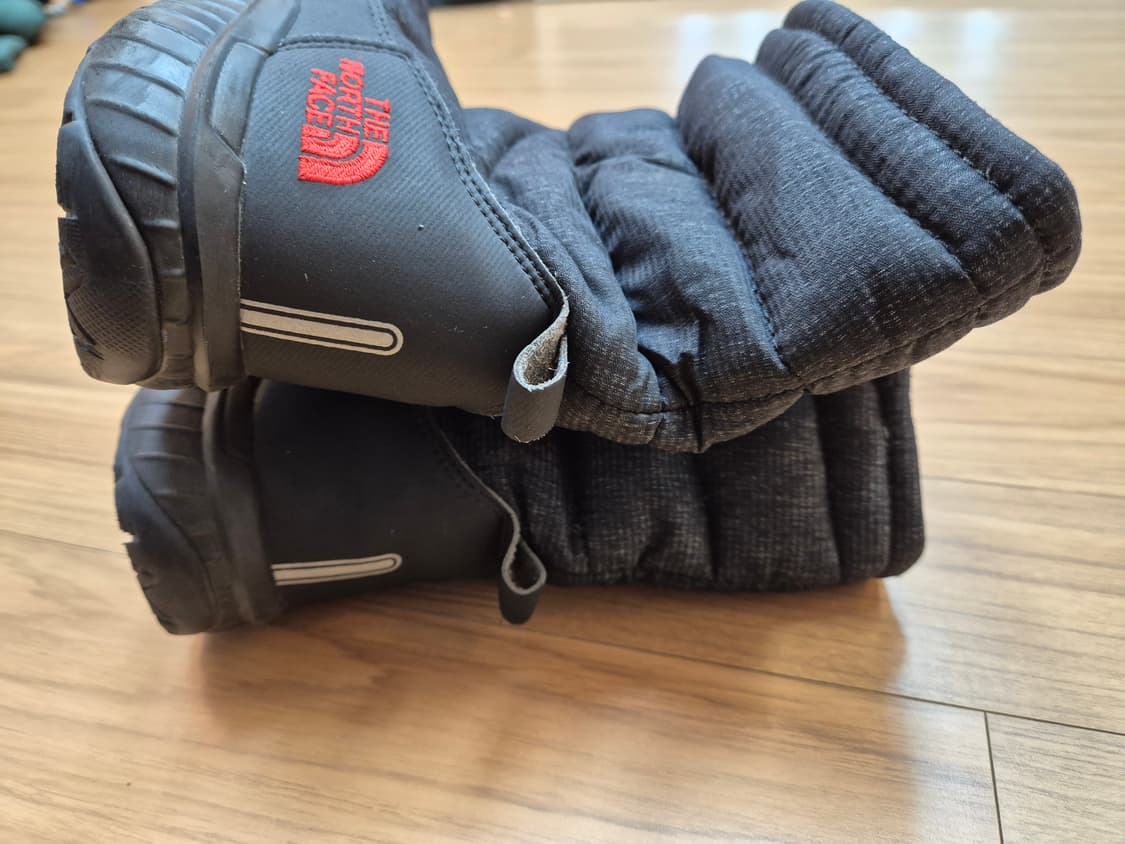 210mm 사이즈 노스페이스 키즈 패딩 부츠 블랙 색상입니다. 옆에 지퍼 상품이미지7