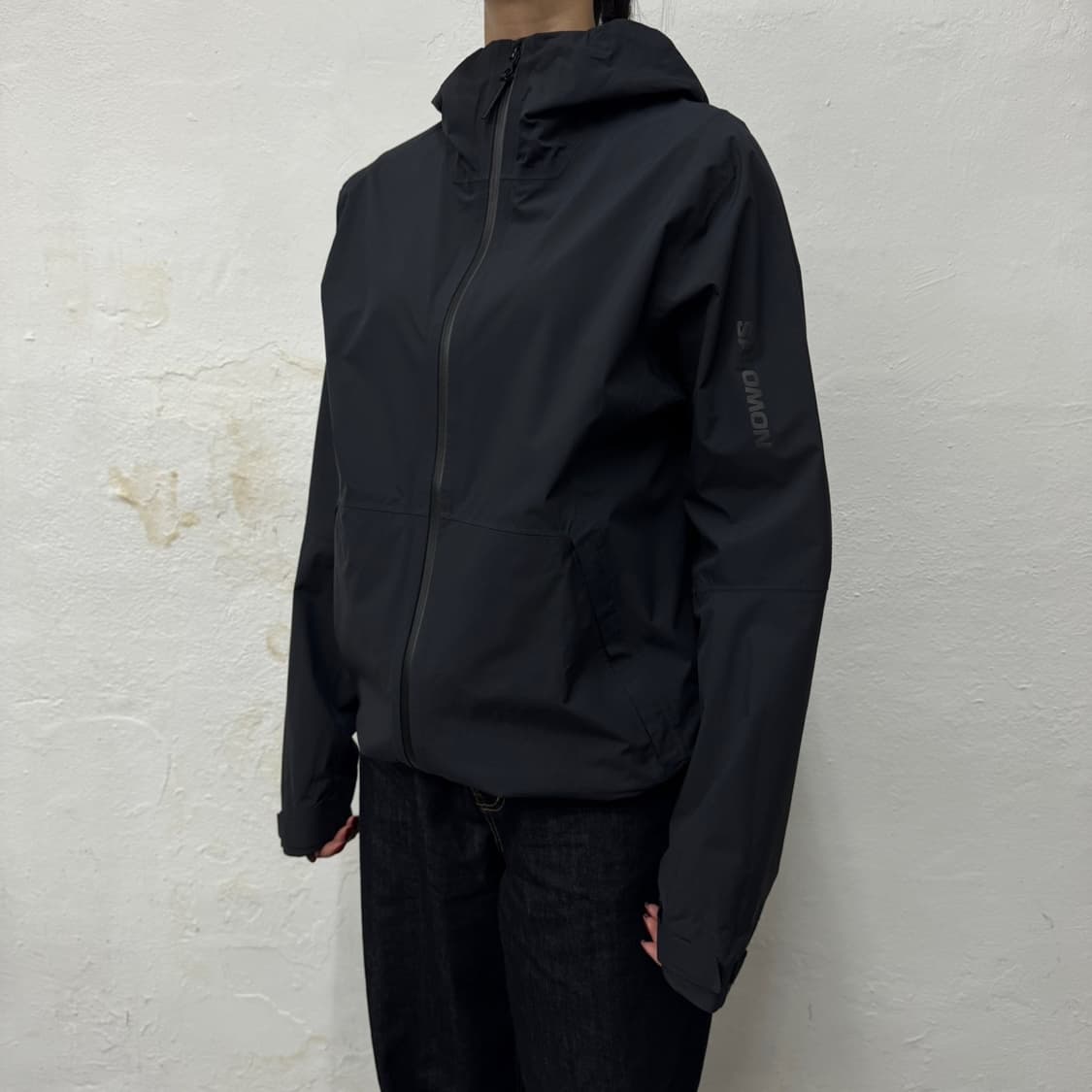 살로몬 블랙 전면로고 나일론 아웃패스 2.5L 워터프루프 윈드브레이커 상품이미지1
