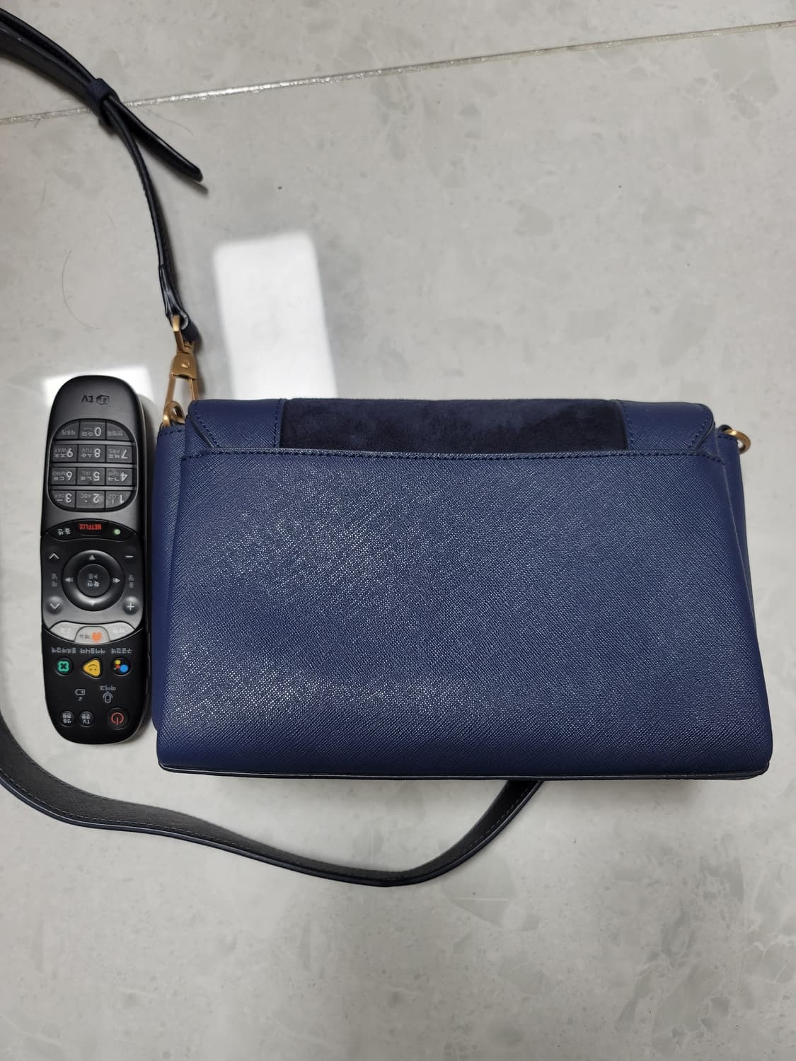 러브캣 그랑보네르 숄더백  가죽+스웨이드 상태극상

 상품이미지3