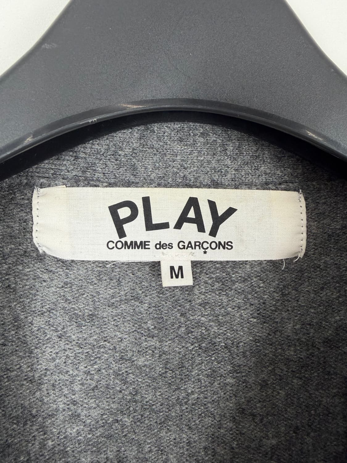 a39) 꼼데가르송 플레이 그레이 스몰 와펜 가디건 상품이미지3