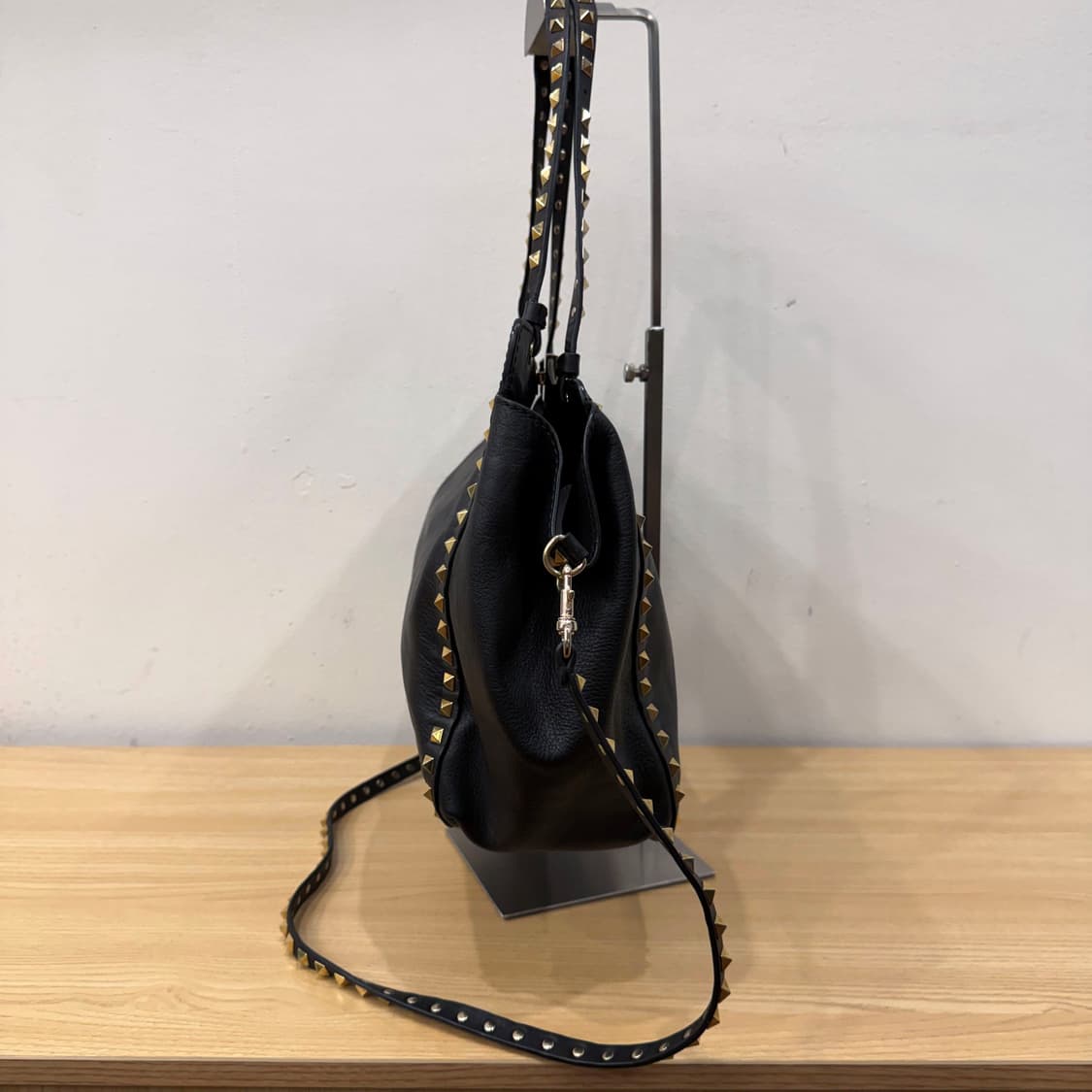 발렌티노 레더 토트백 골드 피라미드 스터드 숄더 스트랩 디테일 블랙 상품이미지3