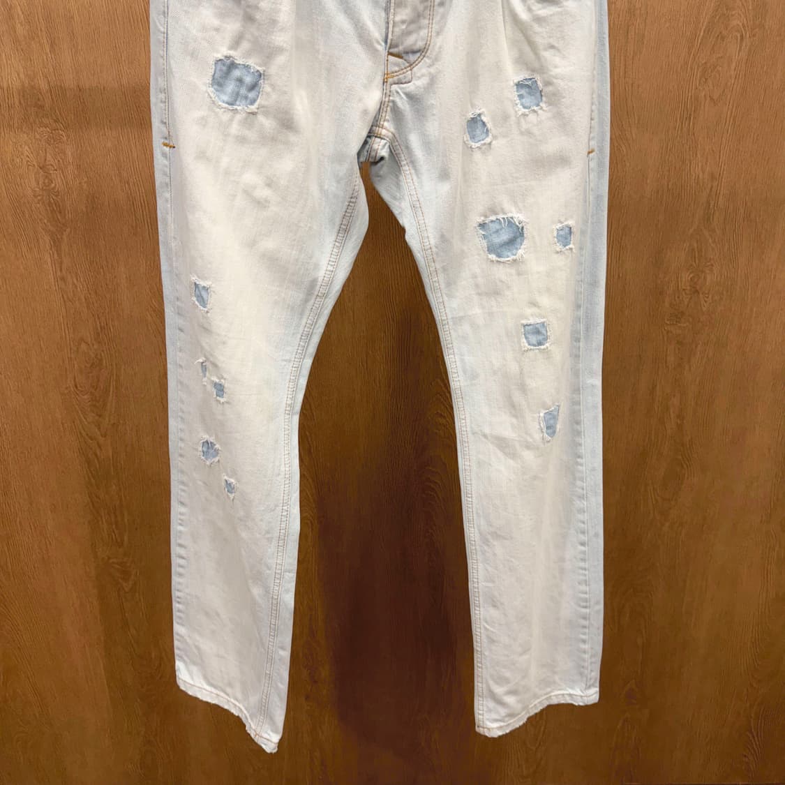 엠포리오 아르마니 데님 팬츠 프레이드 패치 백포켓 블랙 로고 디테일 연청 상품이미지4