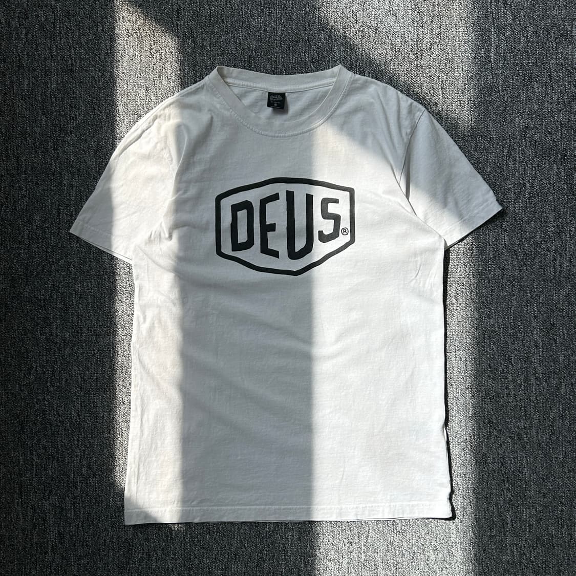 데우스 엑스마키나 쉴드 화이트 반팔티 상품이미지1
