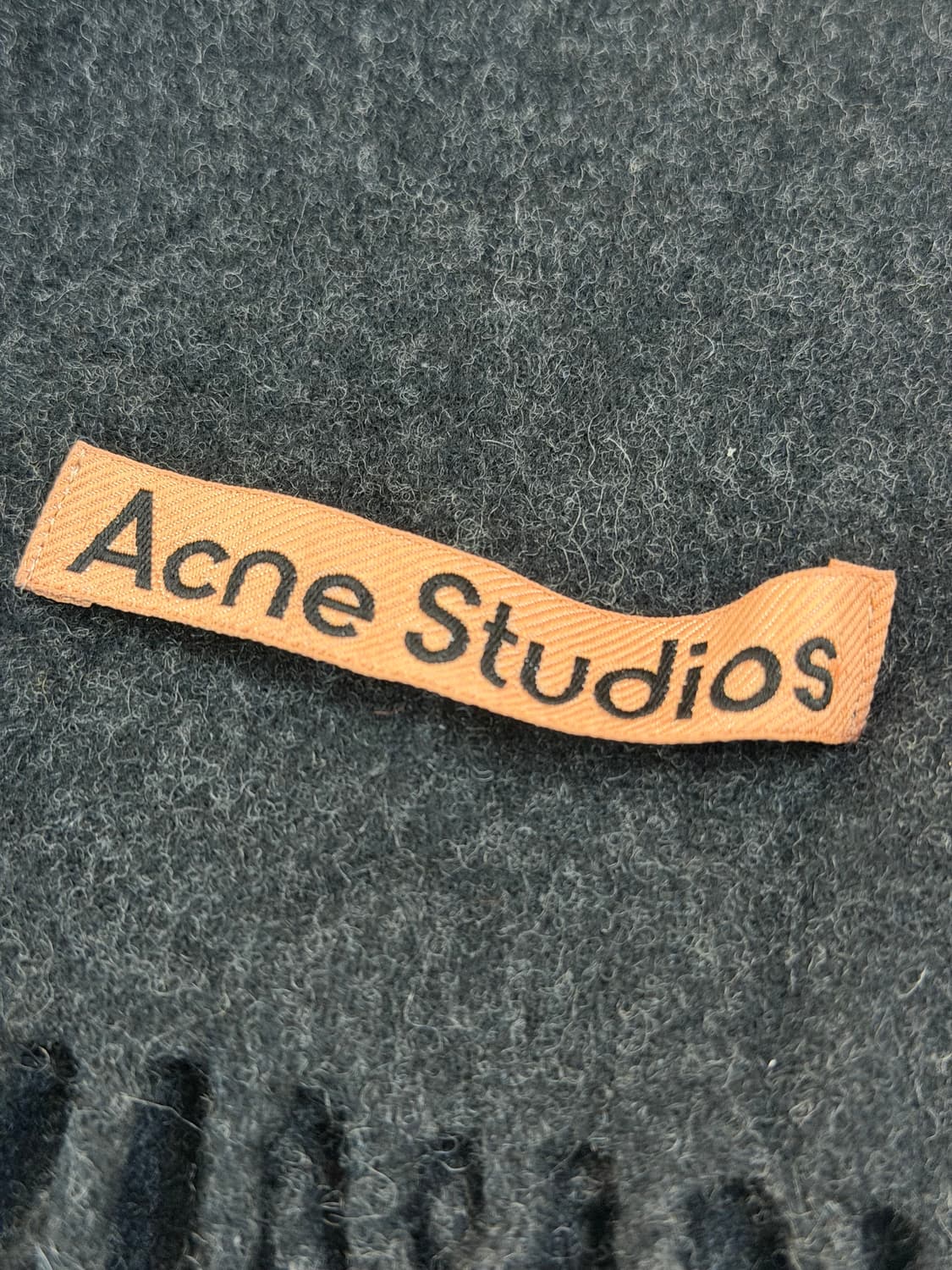 아크네 스튜디오 와이드 울 머플러 딥 그레이 상품이미지2