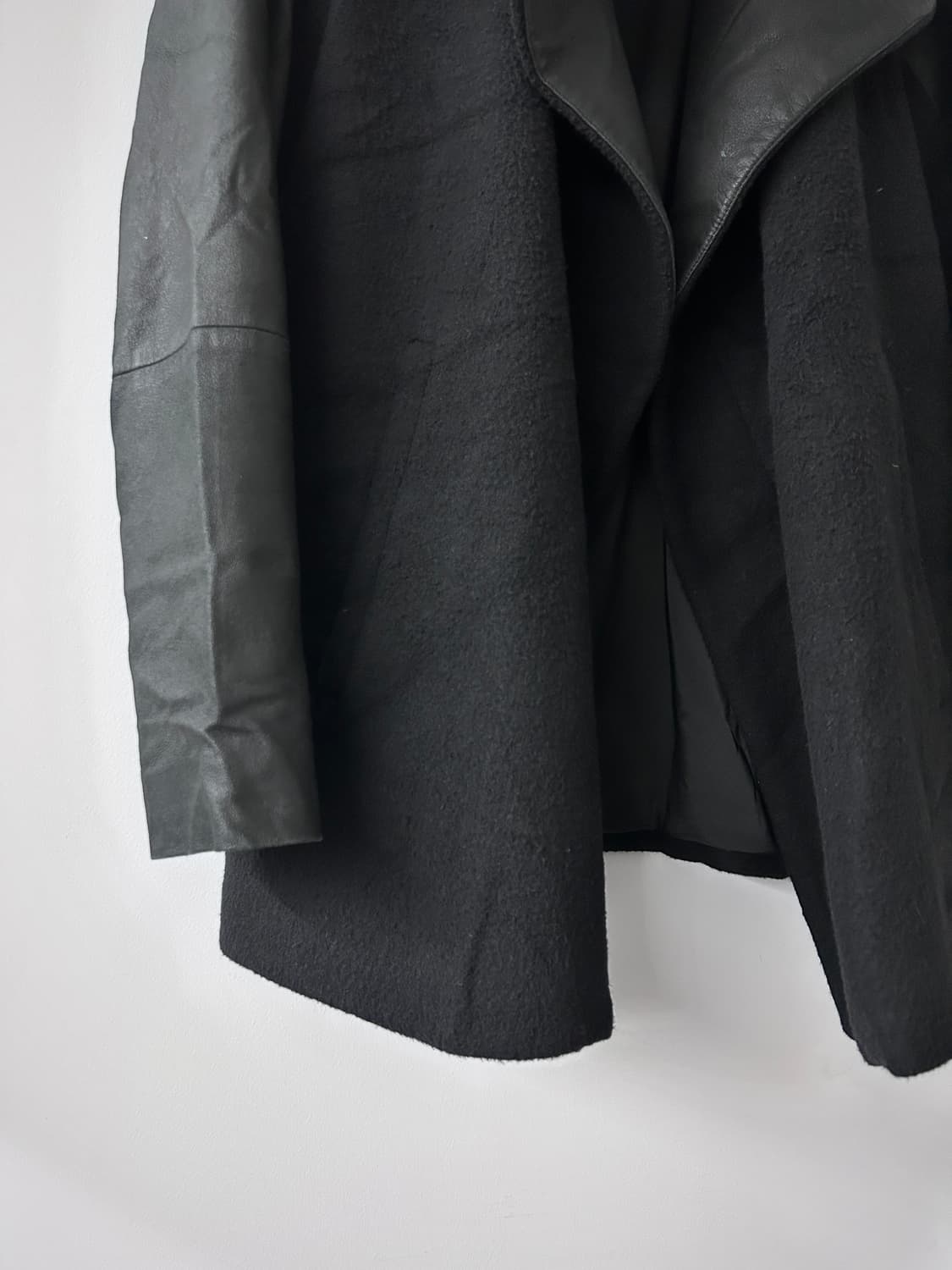 띠어리 드레이프 코트 레더 디테일 상품이미지7