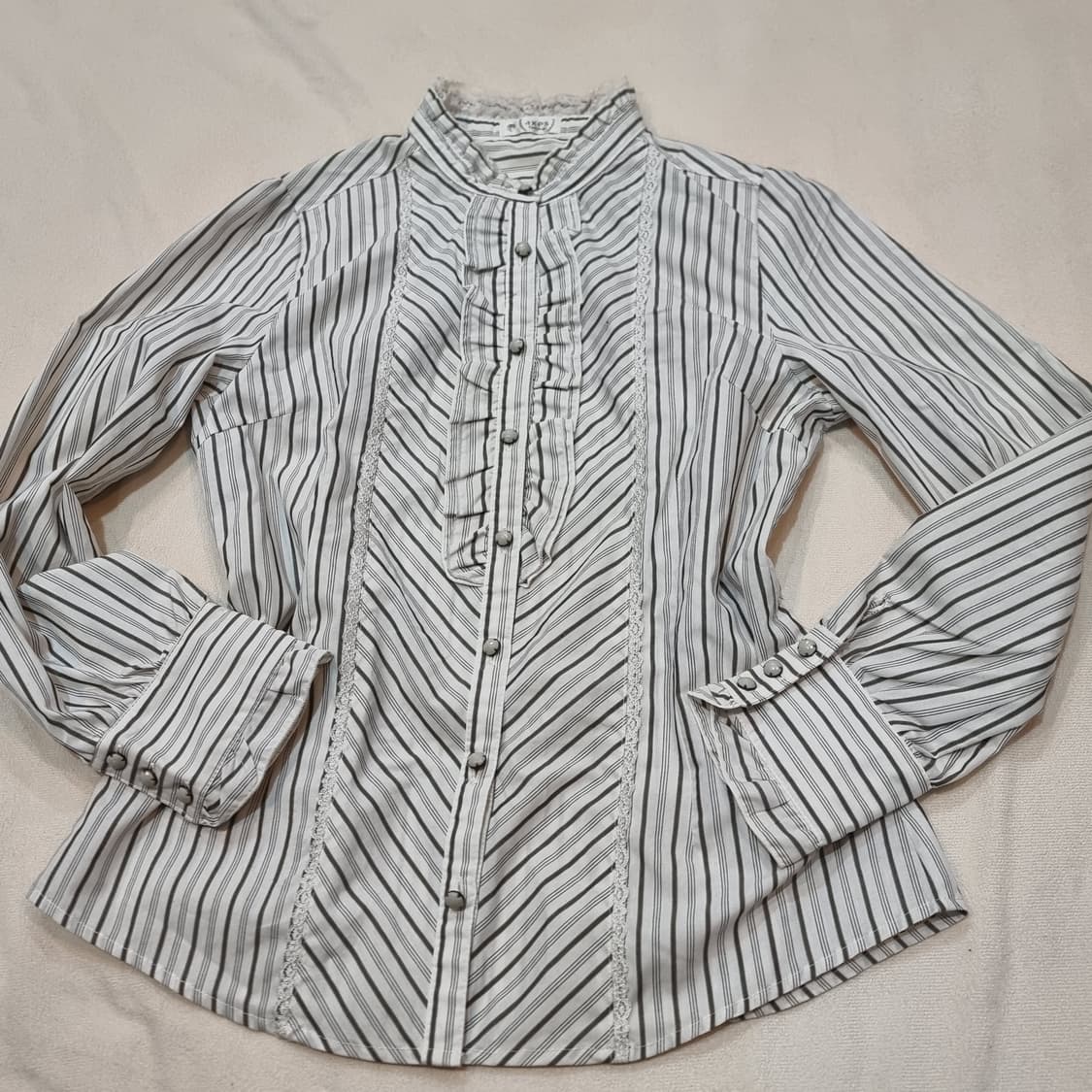 악세즈 팜므(axes femme) 스트라이프 프릴 블라우스 상품이미지4