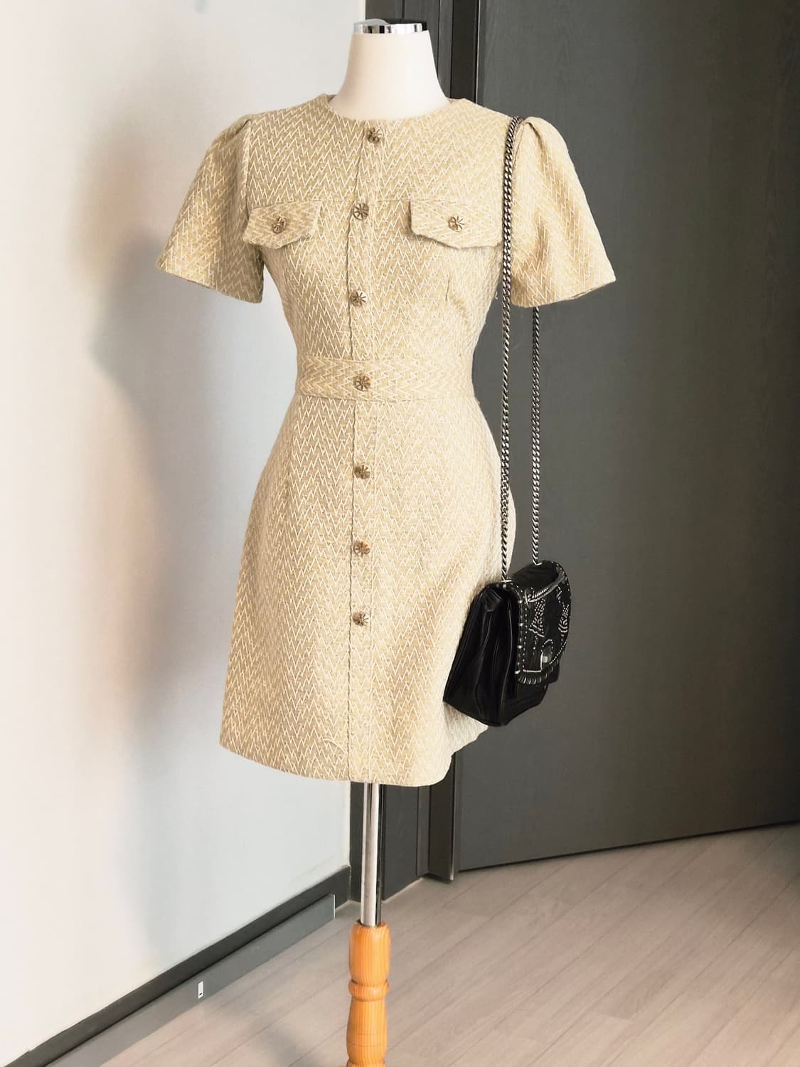 [REINE] 새상품 렌느 샴페인 골드 트위드 미니 원피스 (S사이즈) 상품이미지3
