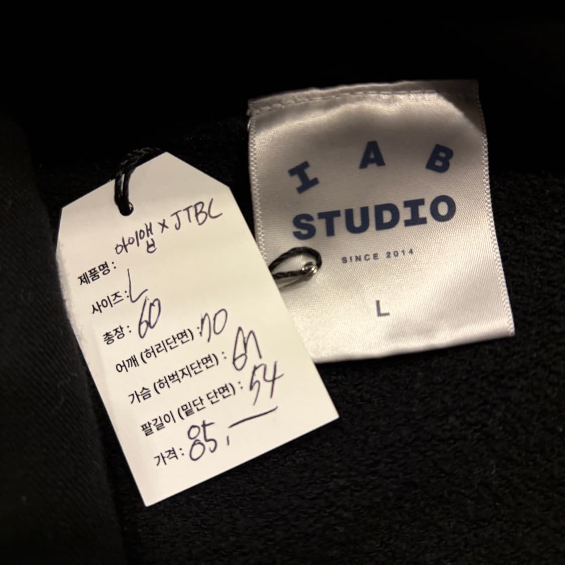 [L] 아이앱스튜디오 x JTBC 스태프 후드집업 블랙 D481 상품이미지4