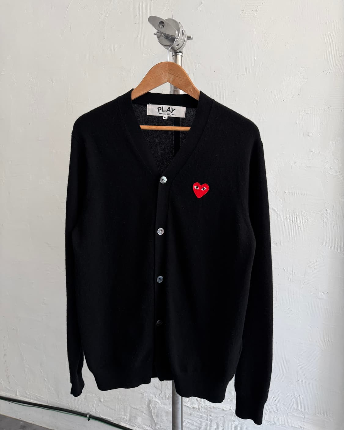 COMMEdesGARCONS 꼼데가르송 레드와펜 블랙컬러 브이넥 가디건 상품이미지4