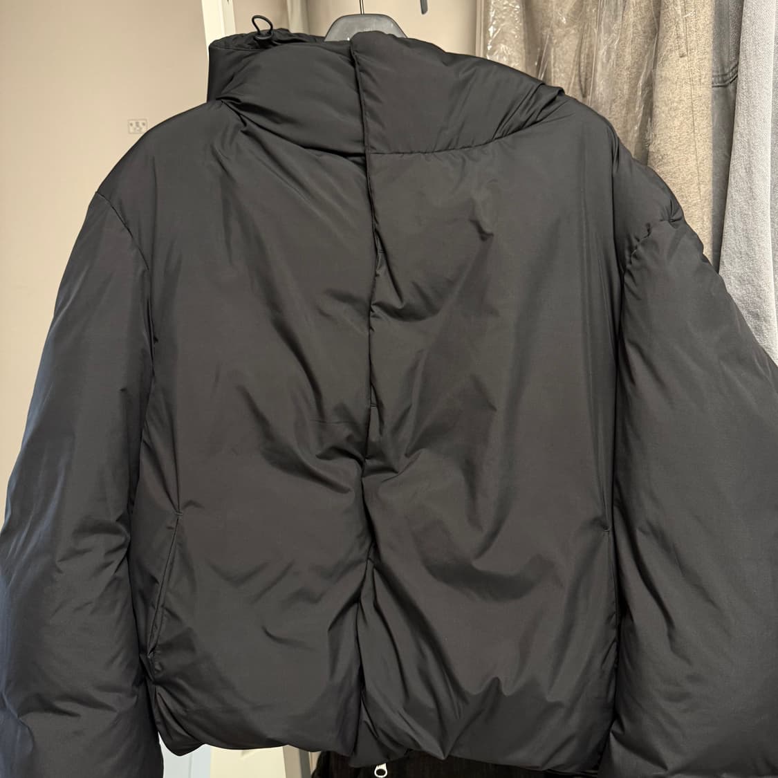 [M]아모멘토 25FW 후디드 푸퍼 다운 블랙 상품이미지2