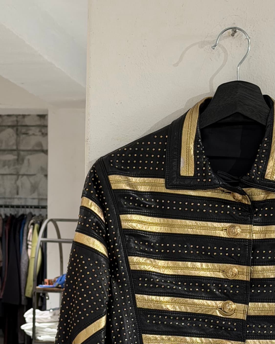 지아니 베르사체 블랙 SS92 스터드 장식 골드 메탈릭 크롭 자켓 상품이미지2